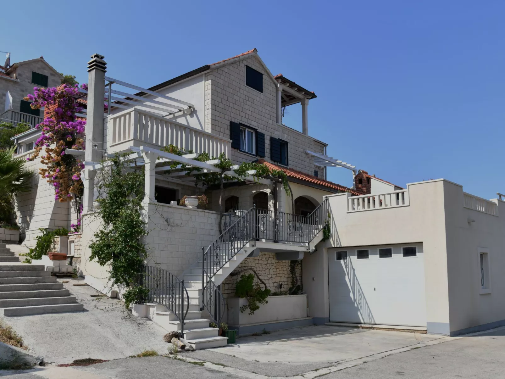 Ferienvilla in ruhiger Lage mit Pool-Buiten