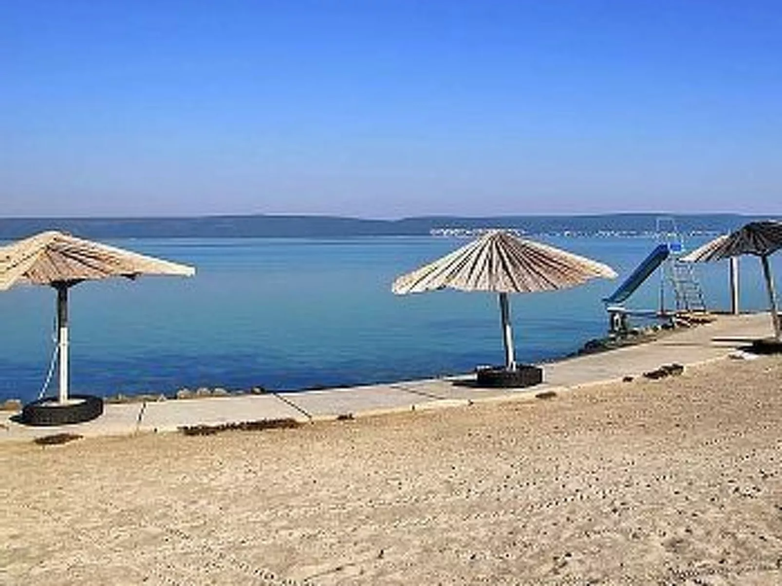 Für sechs Personen mit Terrasse im Erdgeschoss gelegen-Buiten