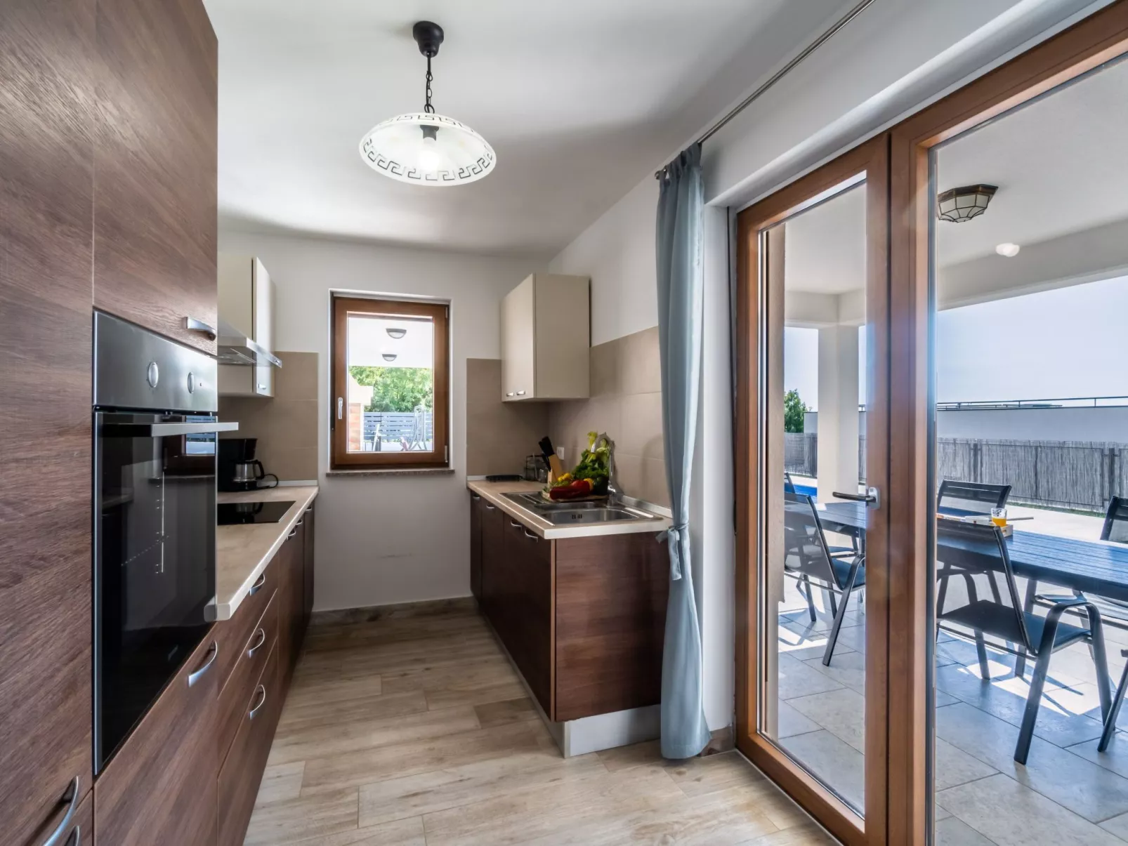 Elegantes Escape mit Pool und Panoramablick-Binnen