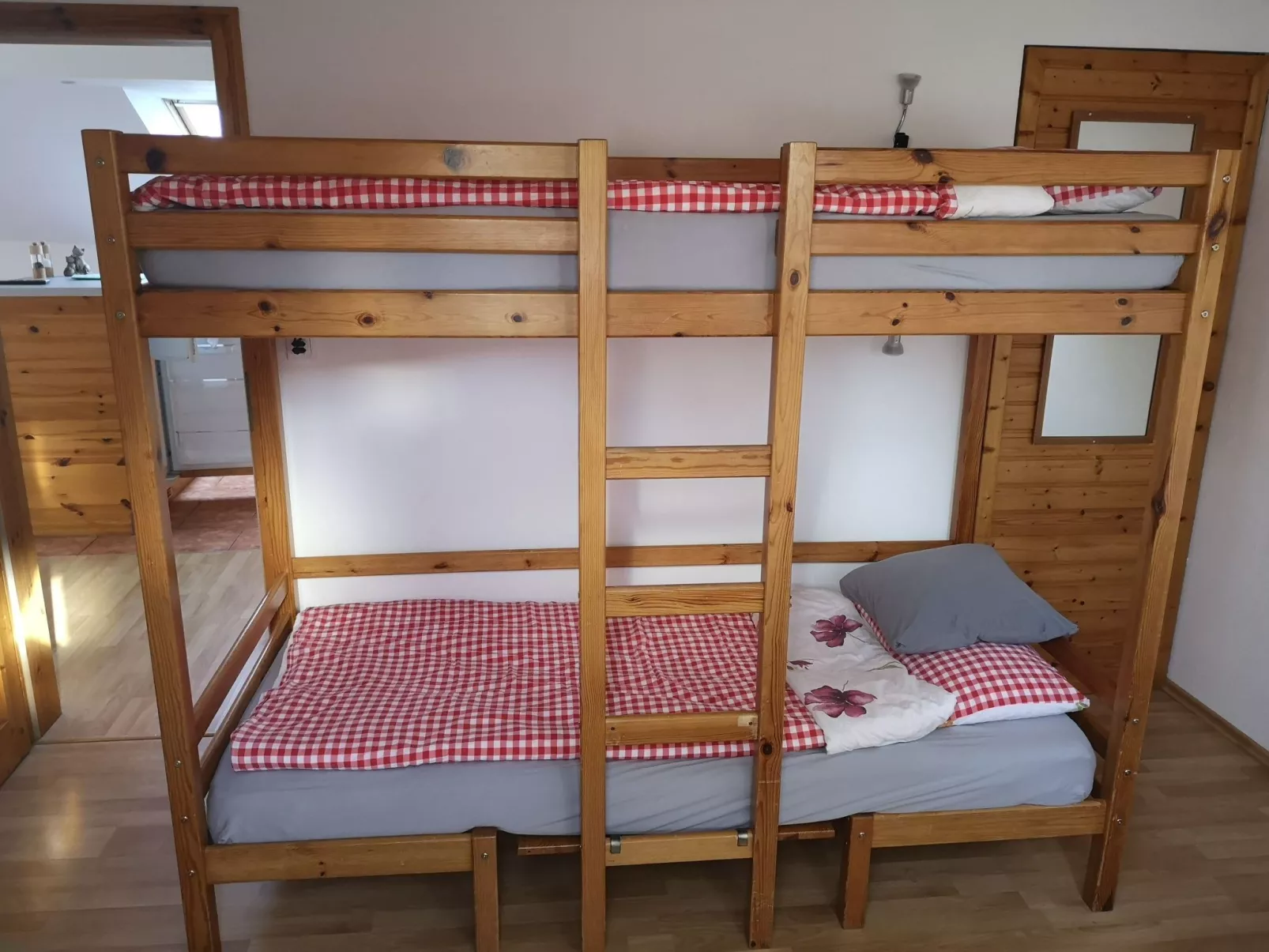 Haus Maria Hochschwarzwald, Garten umzäunt, Wald-Binnen