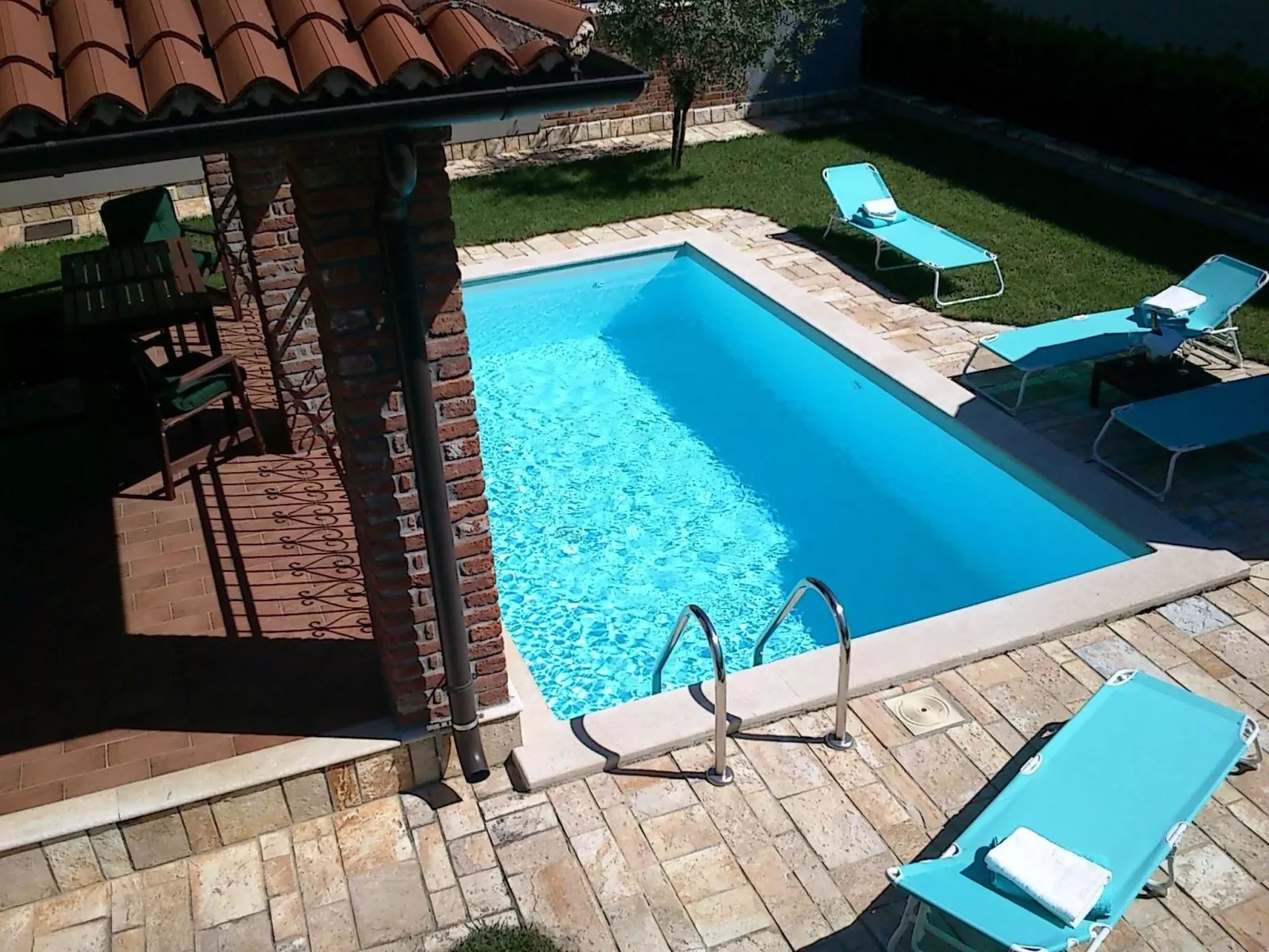 Großzügiges Ferienhaus mit Pool und Sonnenterrasse-Buiten