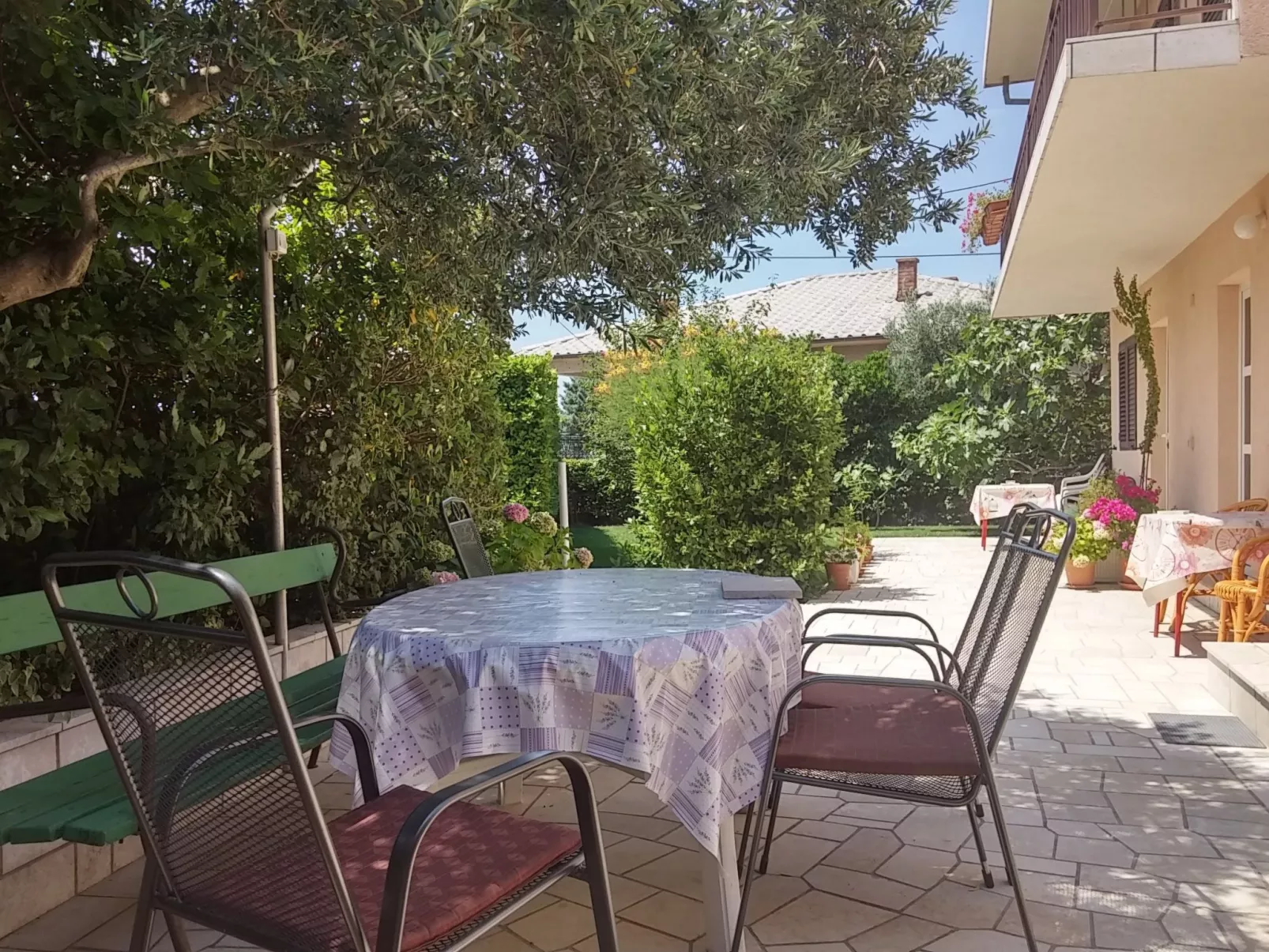 Katarina mit Garten und Grill-Image-tags.info