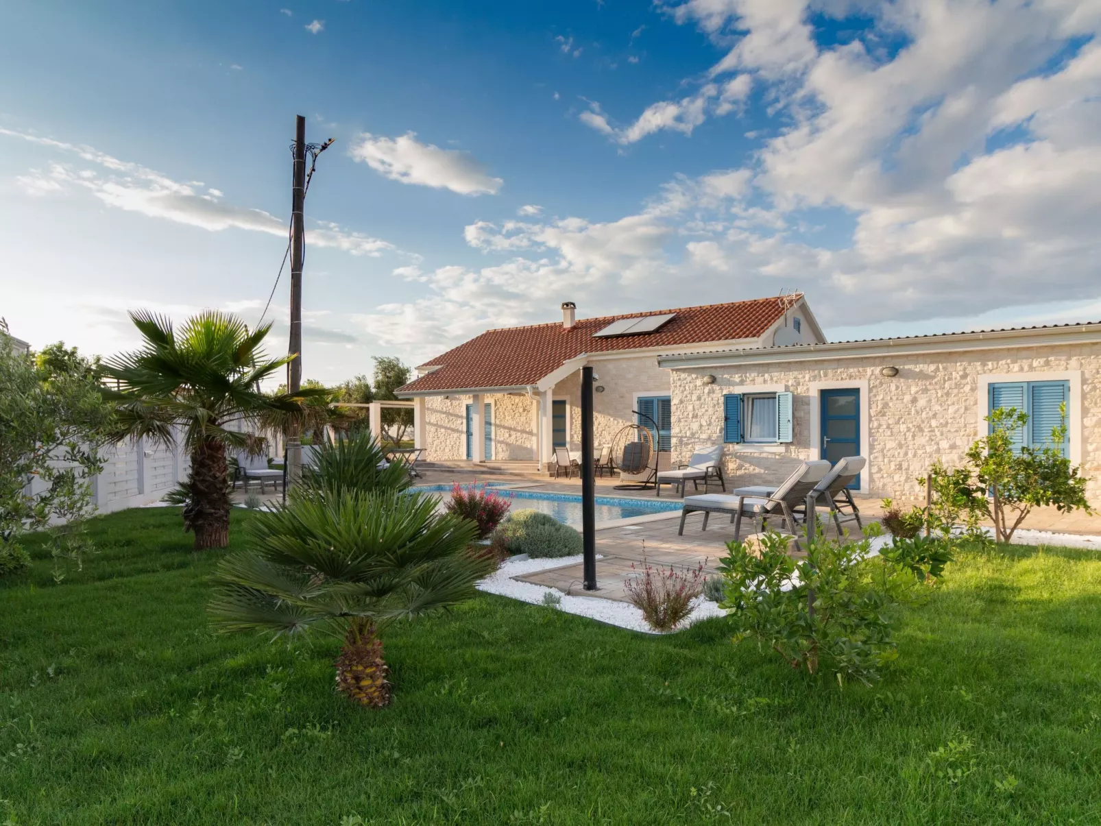 Villa mit Garten, Grill und Terrasse-Buiten