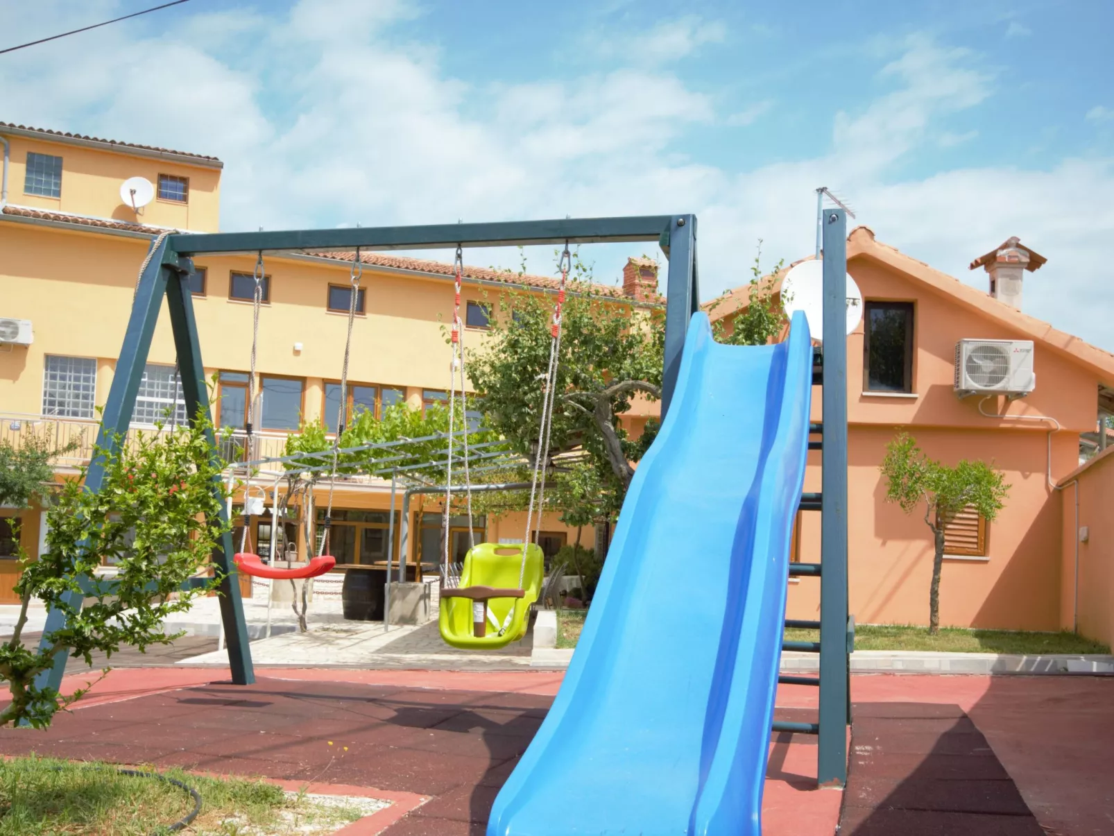 XXL-Ferienhaus "Cokuni" mit privatem Pool-Buiten