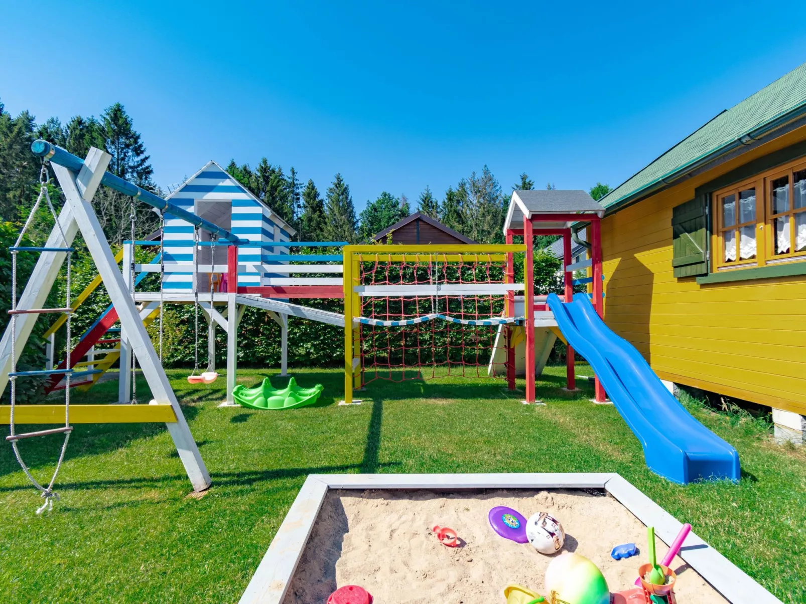 Gemütliches Holzferienhaus mit Grill und Garten-Buiten