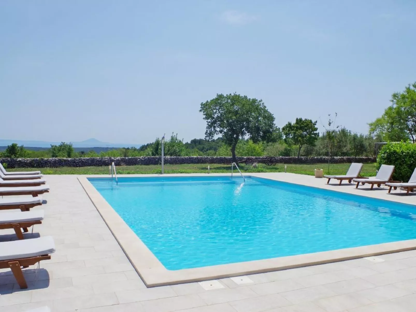 Appartement in Rakalj mit gemeinsamem Pool, Terrasse und Grill-Buiten