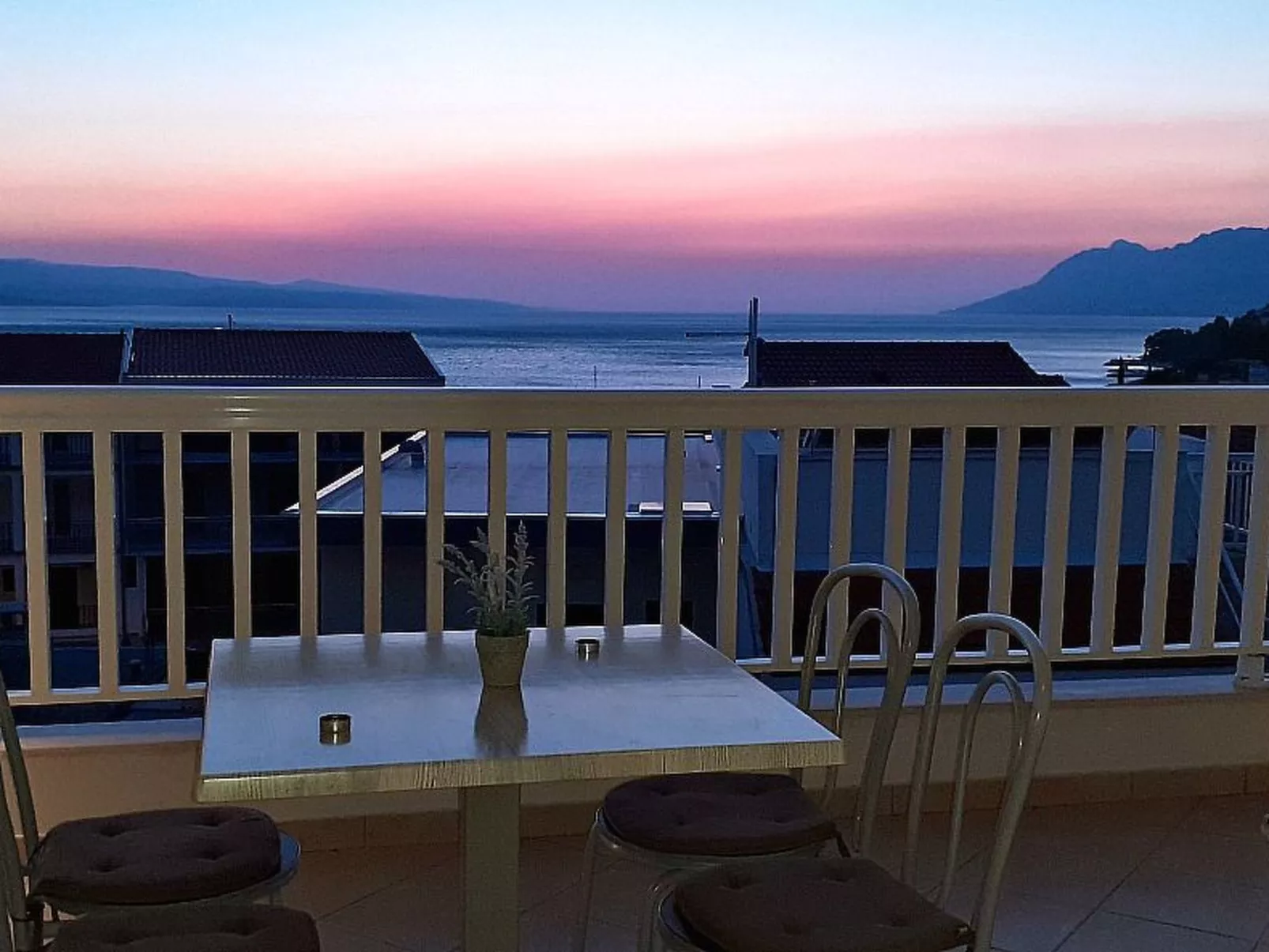 Mit Terrasse und herrlichem Ausblick - Buiten