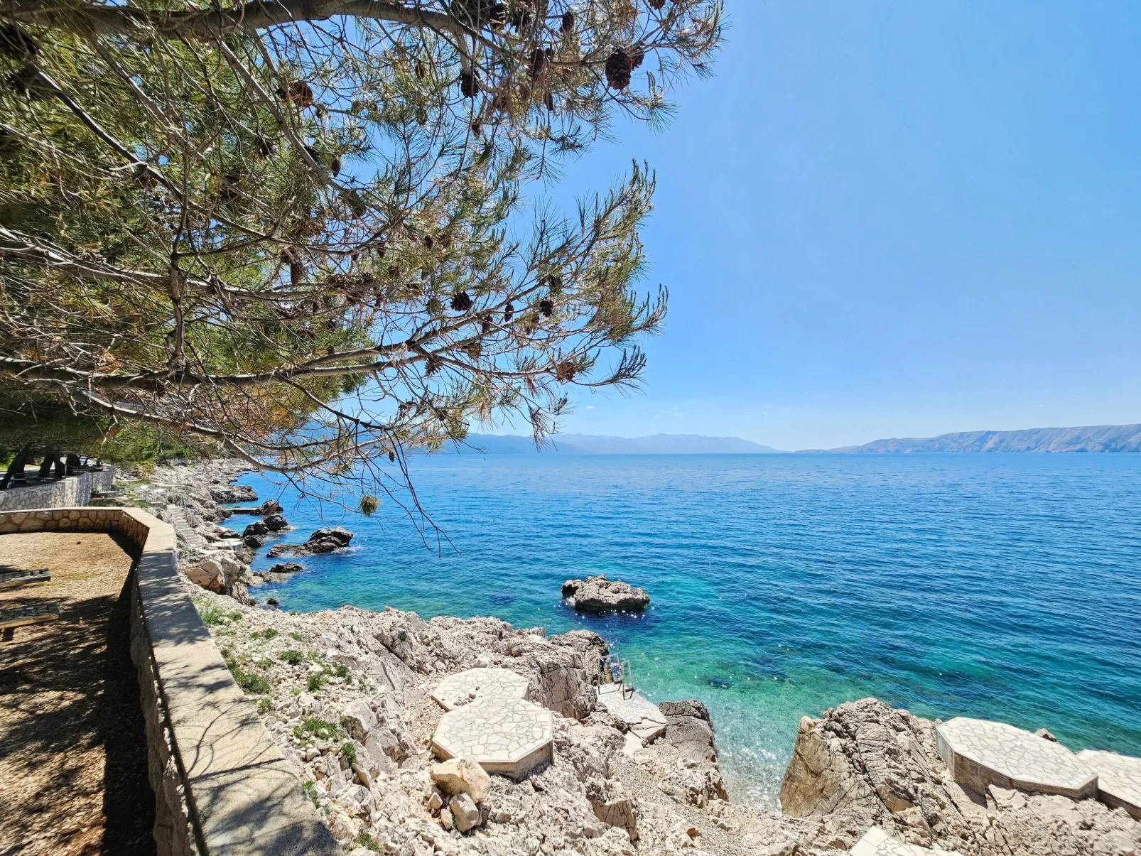 Wohnung mit Terrasse, Grill, Parkplatz-Buiten