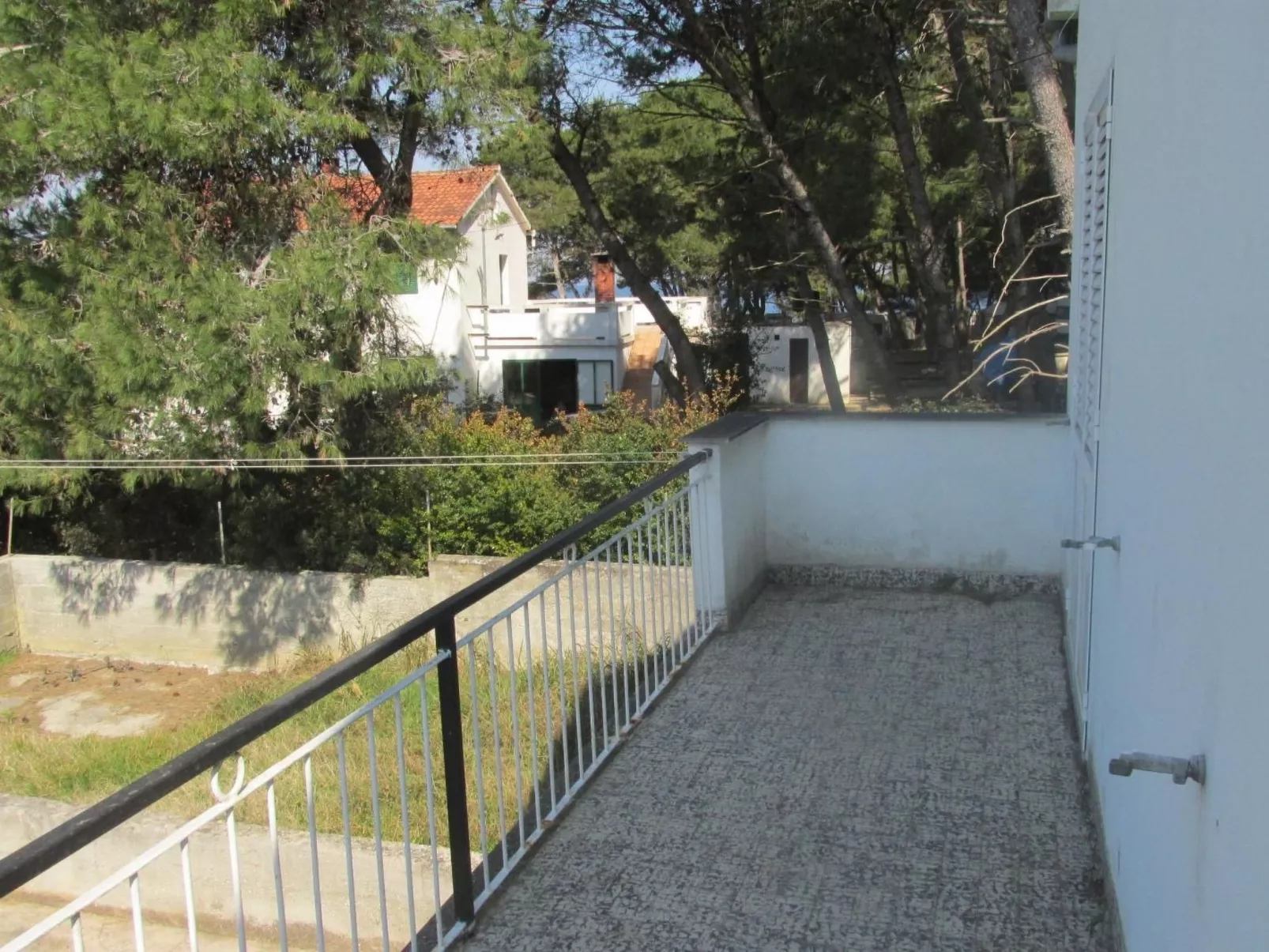 Haus in Ugljan mit Terrasse, Garten und Barbecue-Buiten