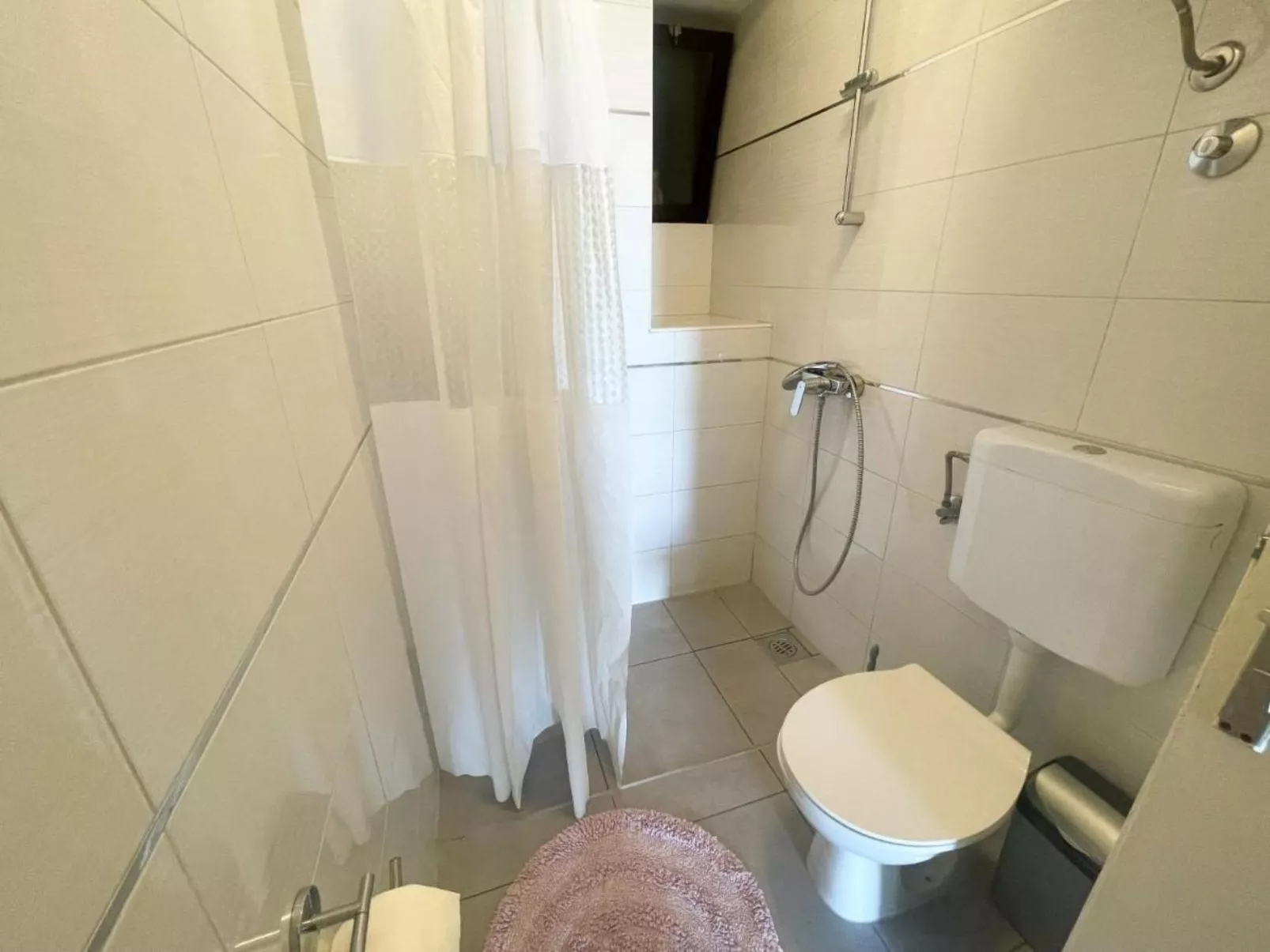 Nettes Appartement in Dramalj mit Möbliertem Balkon - Binnen