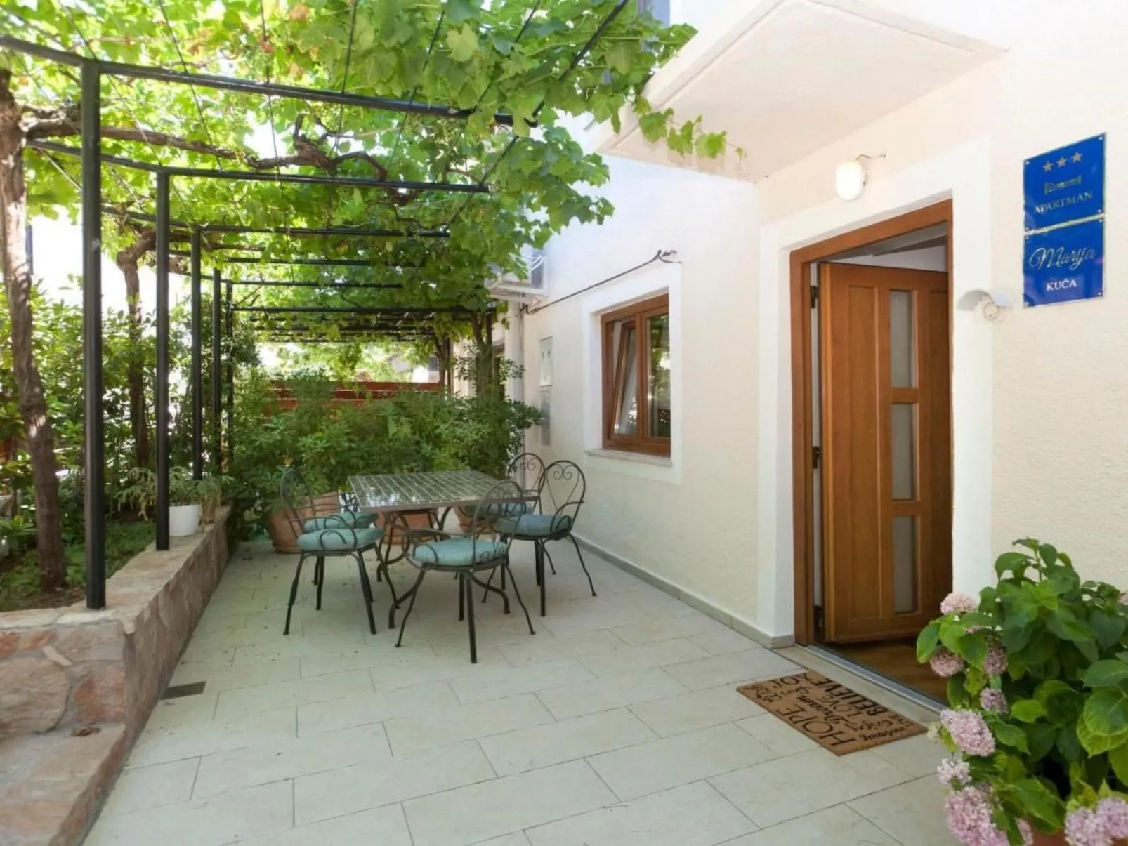Wohnung "Viola Marija" mit Terrasse-Buiten