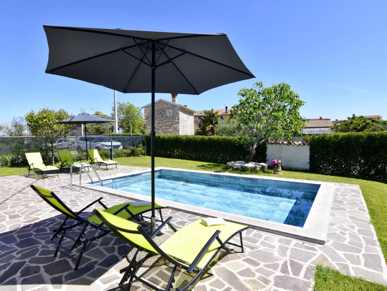 Apartment 2 in einer neuen Villa mit Pool in ruhiger Lage-Image-tags.info