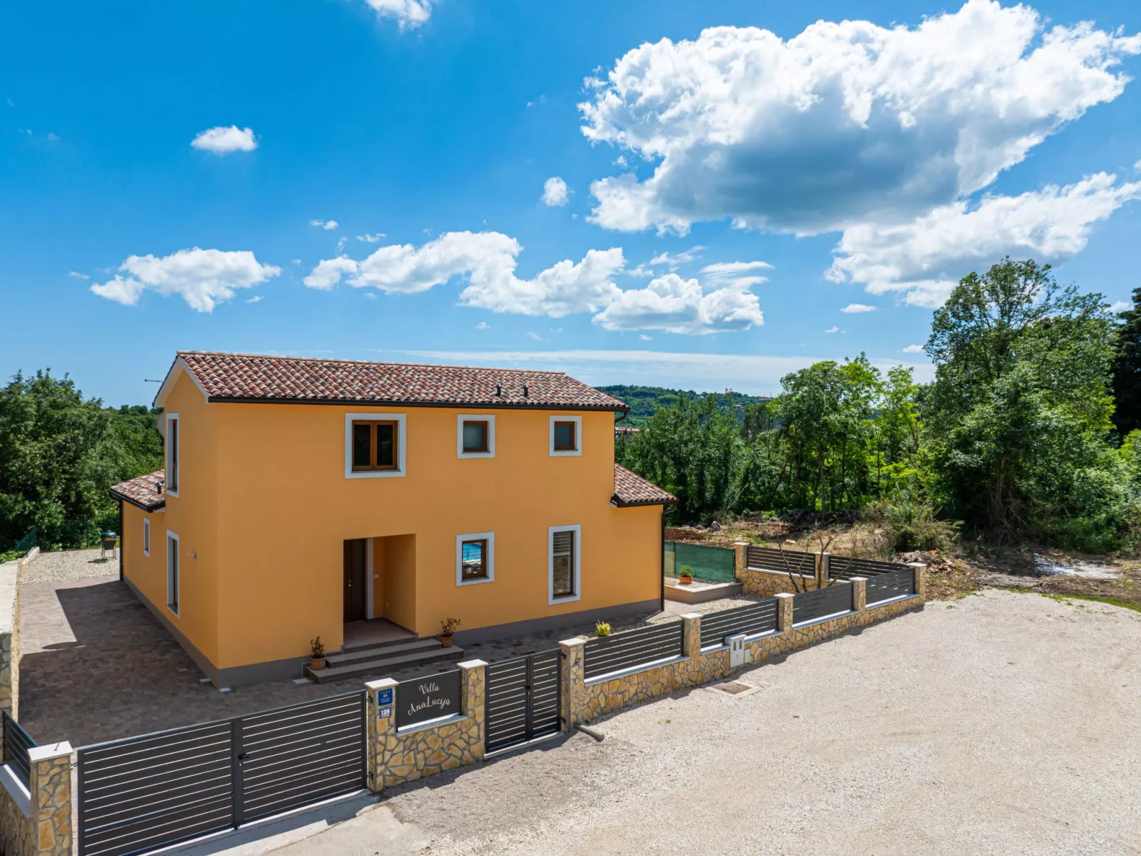 Luxuriöse Ferienvilla mit atemberaubender Aussicht-Image-tags.info