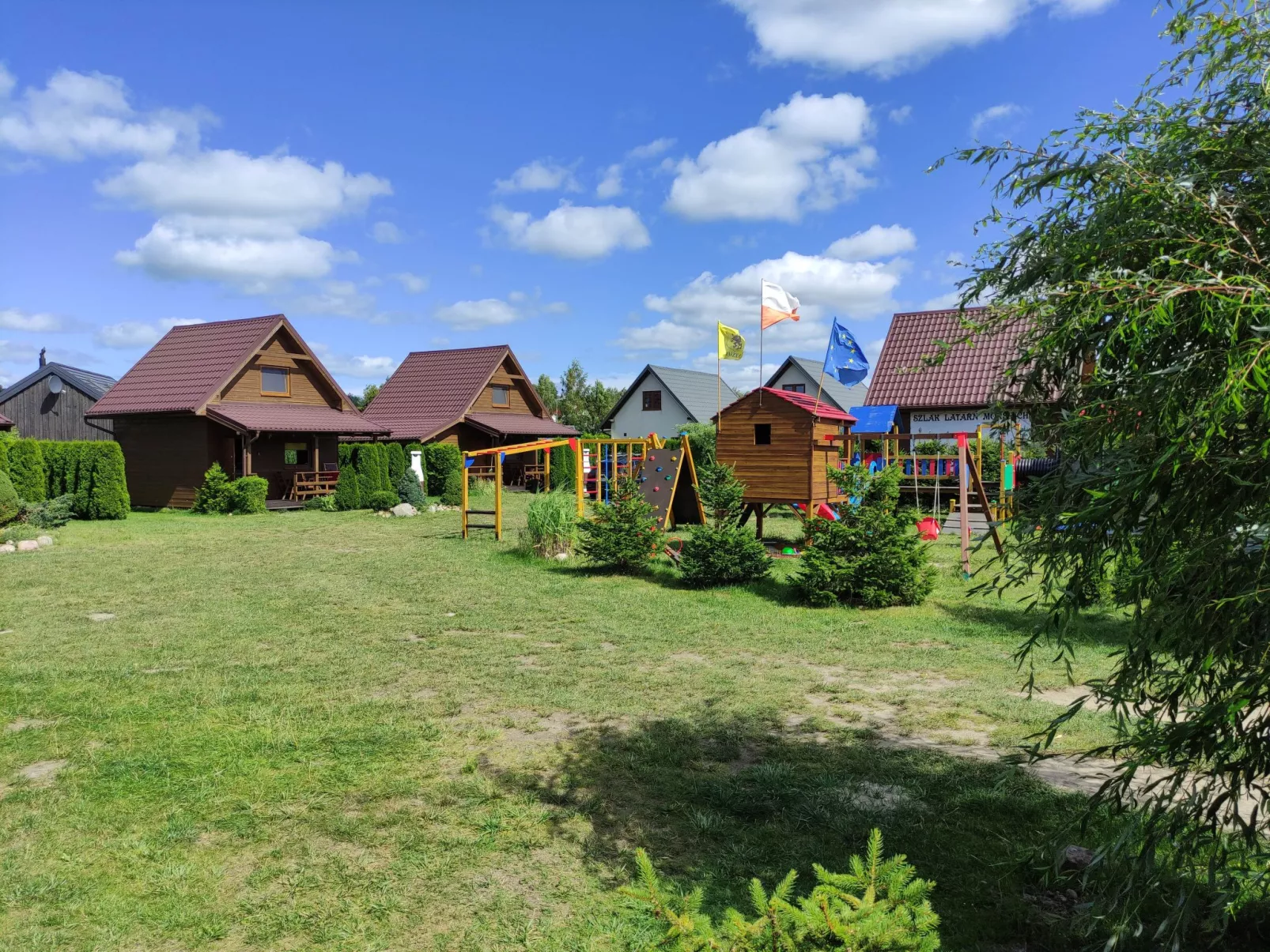 Modernes Ferienhaus in Biebrowo mit Grill, Garten und Terrasse-Buiten
