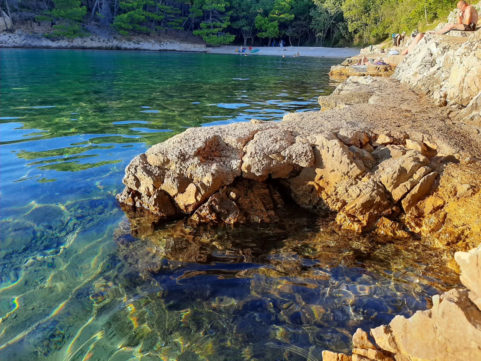 Apartment mit einem kleinen Wohn- und Essbereich und Schlafzimmer-Image-tags.info
