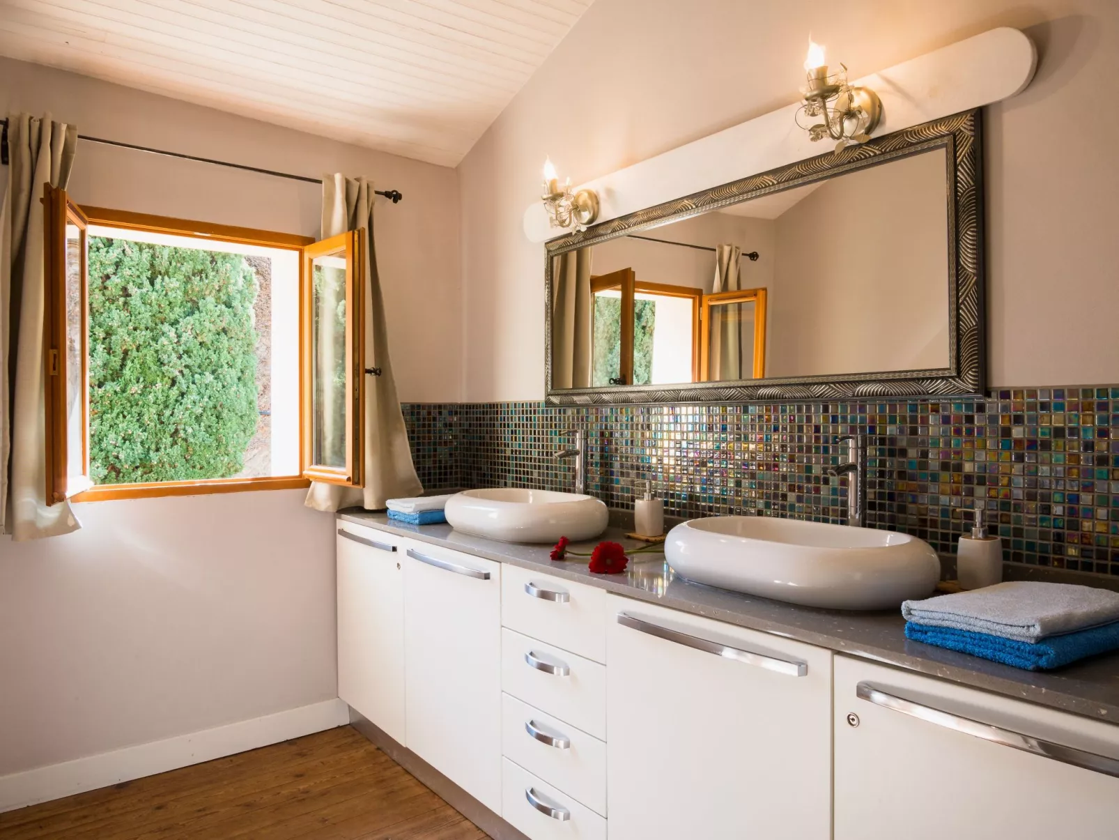 Romantique Hide Away-Image-tags.info