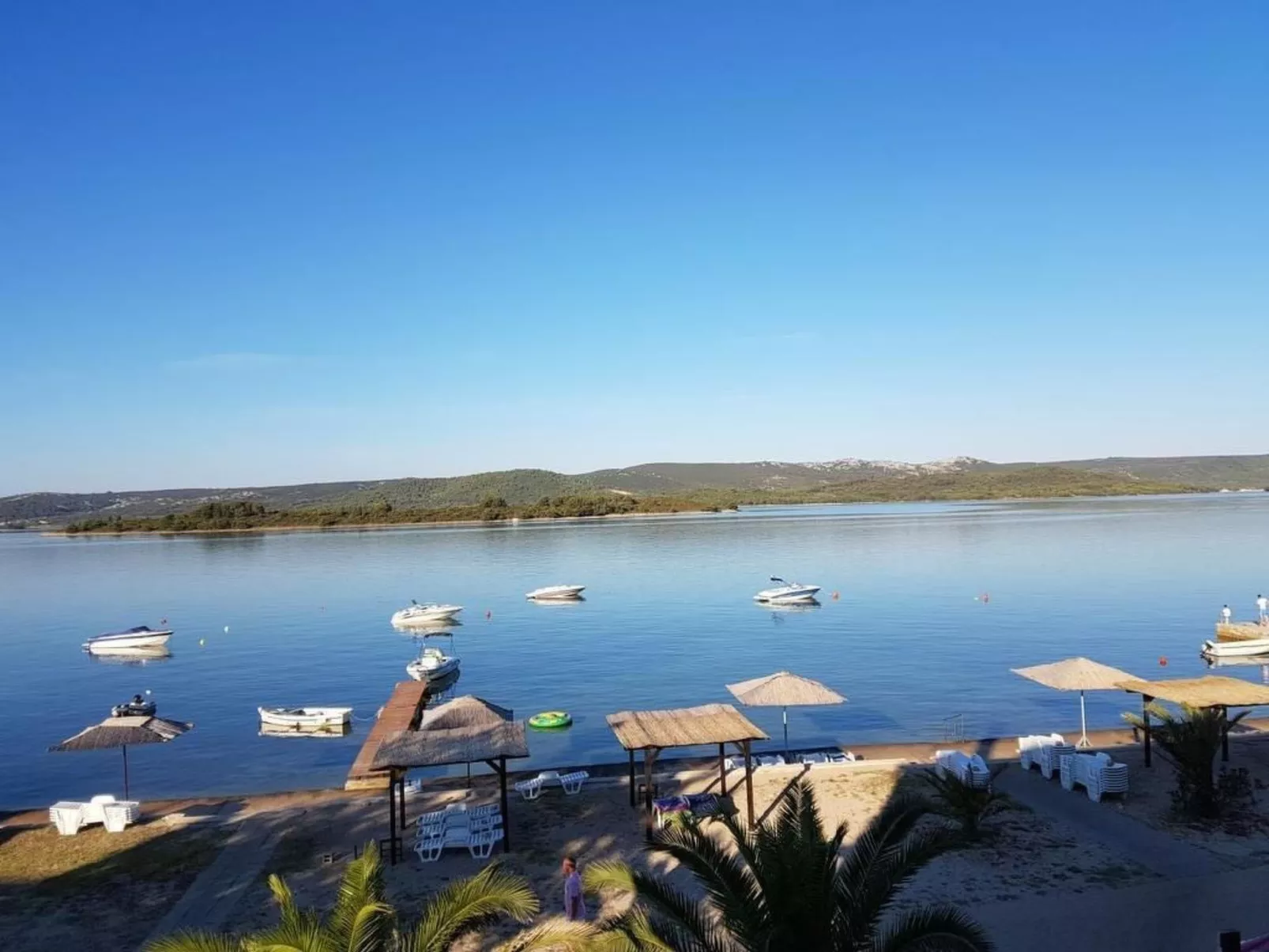 Wohnung in Turanj mit Grill-Buiten