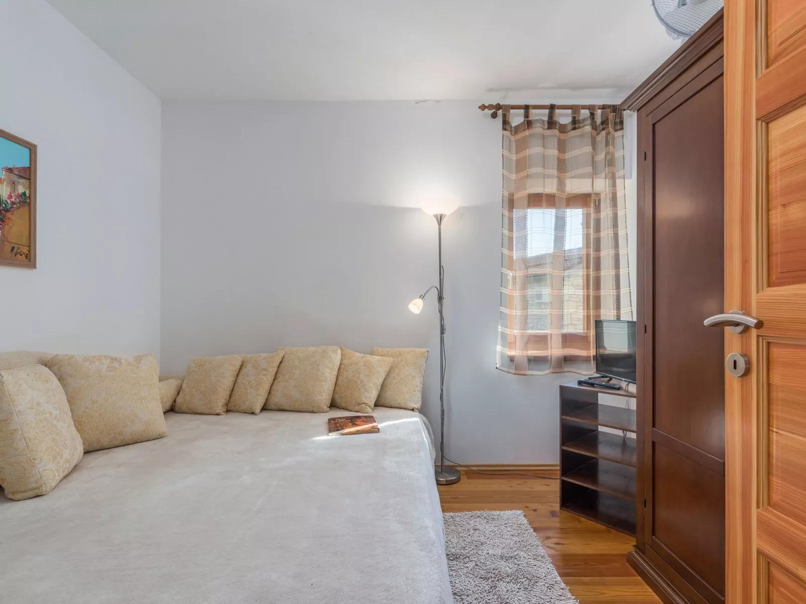 Gemütliches Ferienhaus in Peresiji mit Grill und Terrasse-Binnen