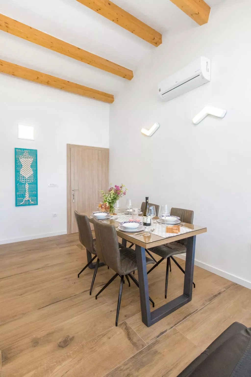 "Appartement Nr. 5".-Binnen