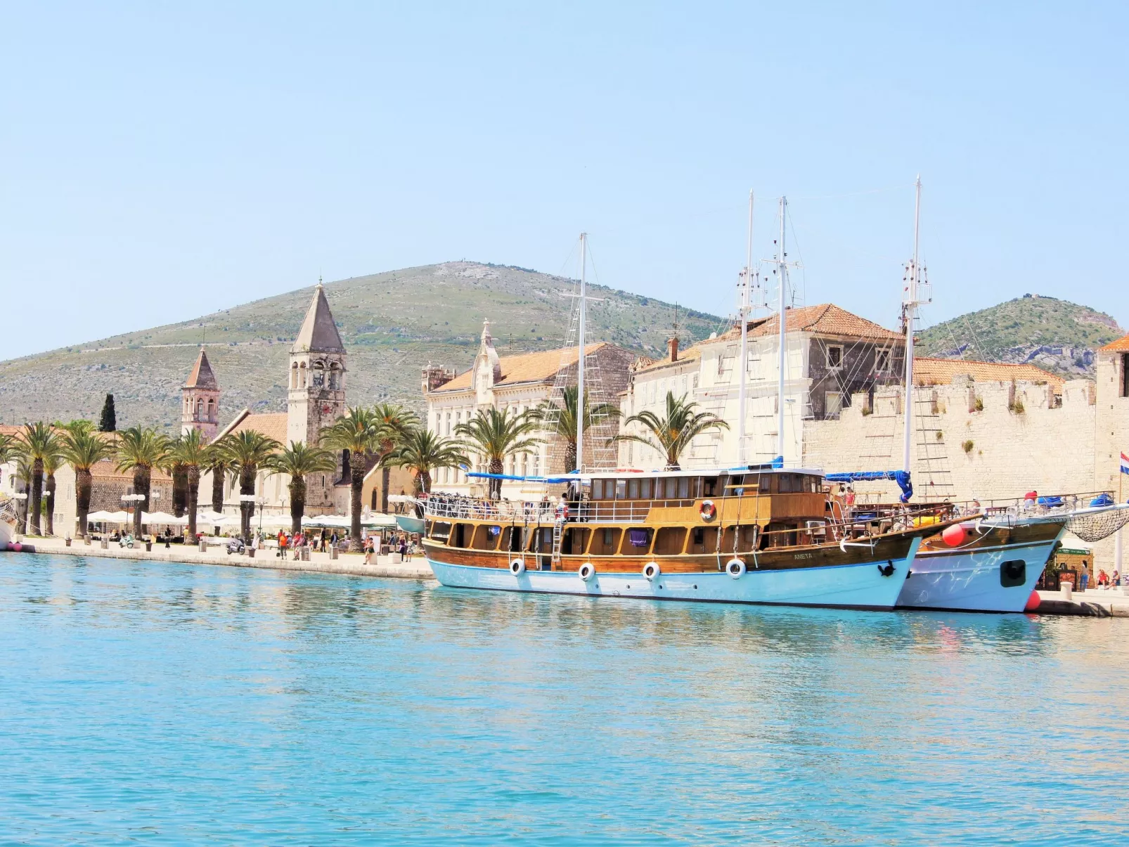 Erdgeschosswohnung mit viel Komfort und Terrasse-Buiten