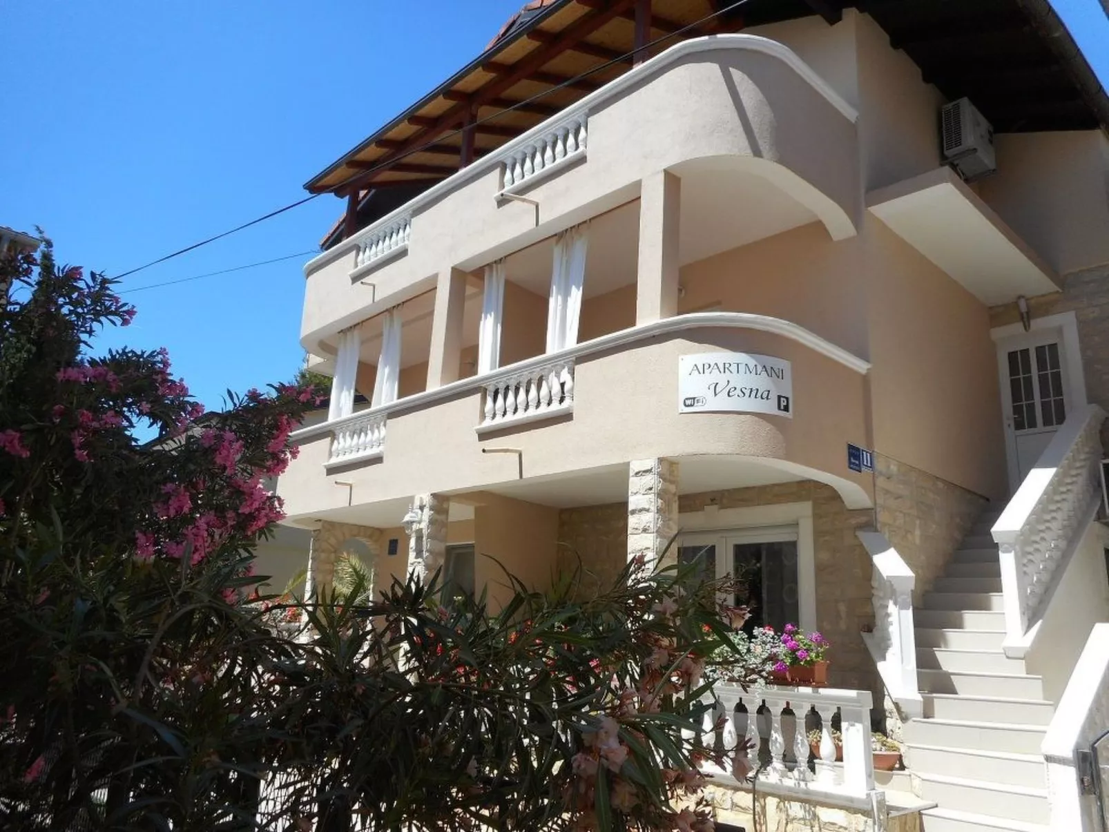 Wohnung in Vodice mit Grill-Buiten