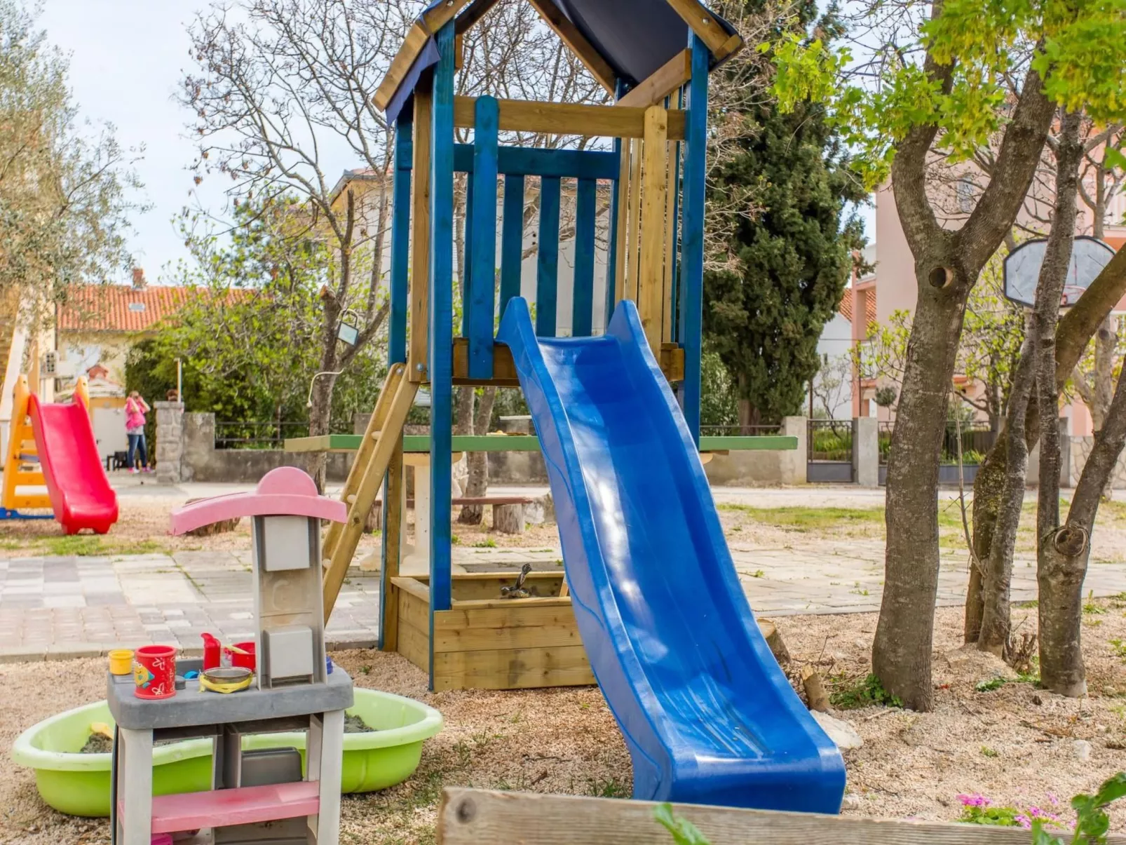 Ruhige Ferienwohnung Tina 8-Buiten