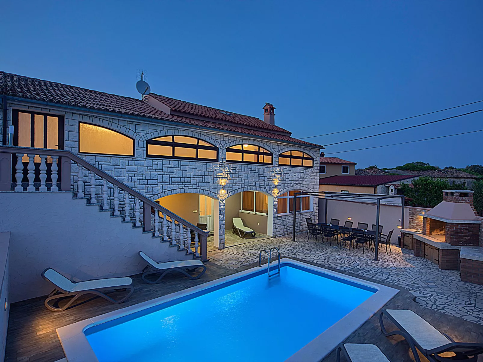 Villa mit Garten, Grill und Terrasse-Buiten