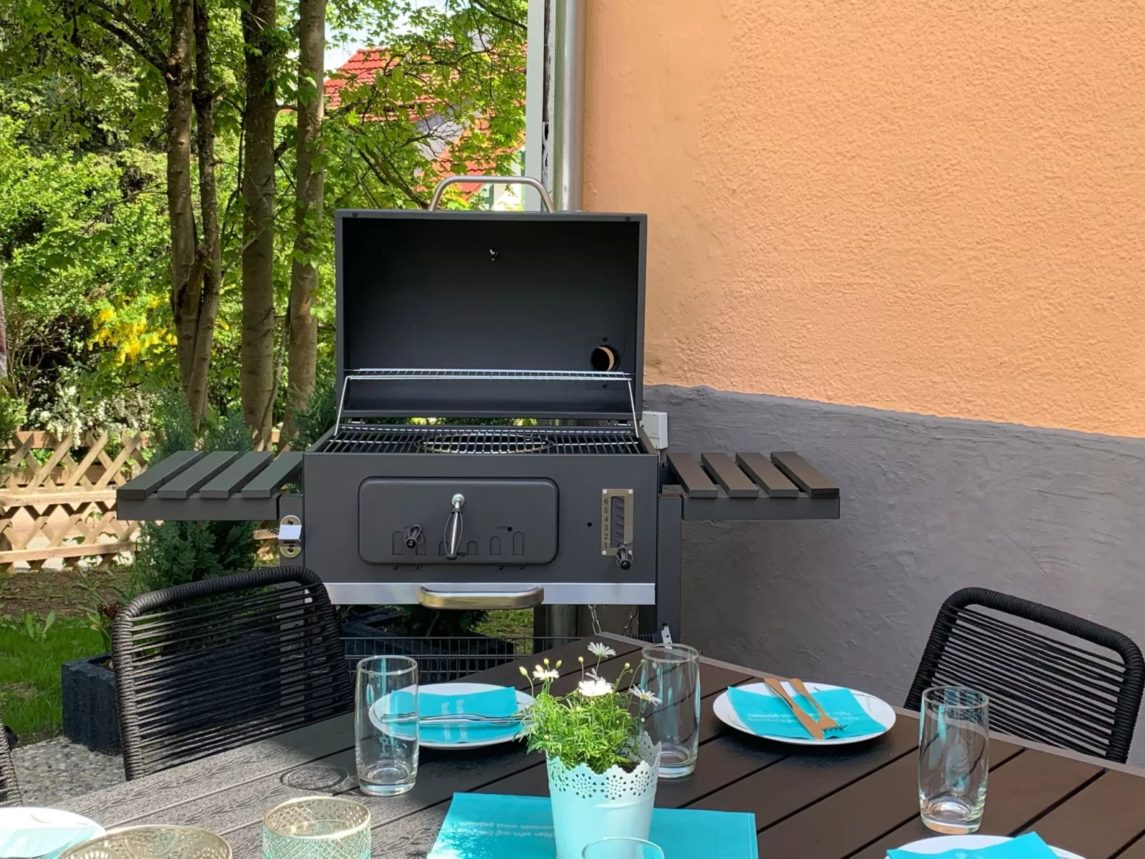 Modernes, gemütliches Ferienhaus mit Terrasse und Garten - Buiten