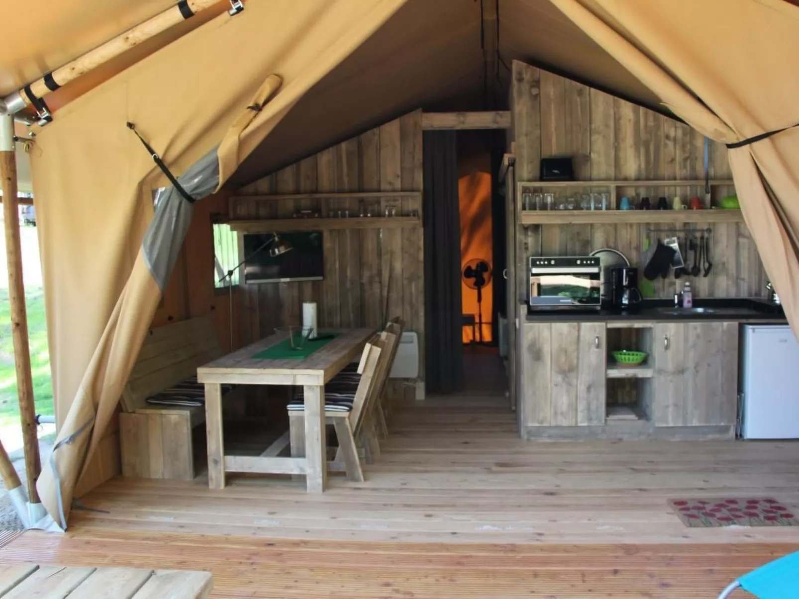 Gemütliches Safarizelt mit Grill und Garten-Image-tags.info