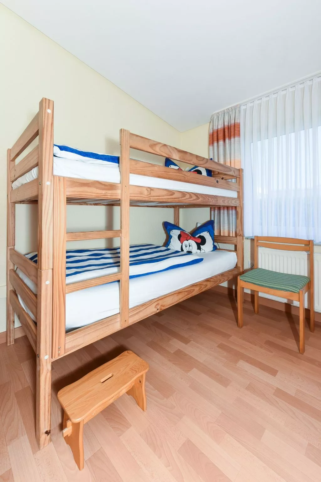 Strandnahes Ferienhaus mit Kinderspielplatz-Binnen