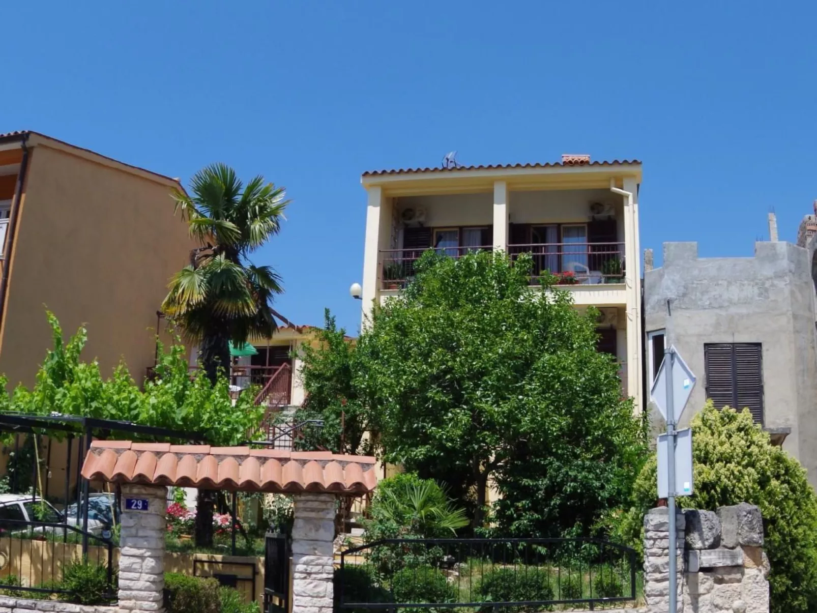 Wohnung in Pješčana Uvala, 500 m vom Strand entfernt-Buiten