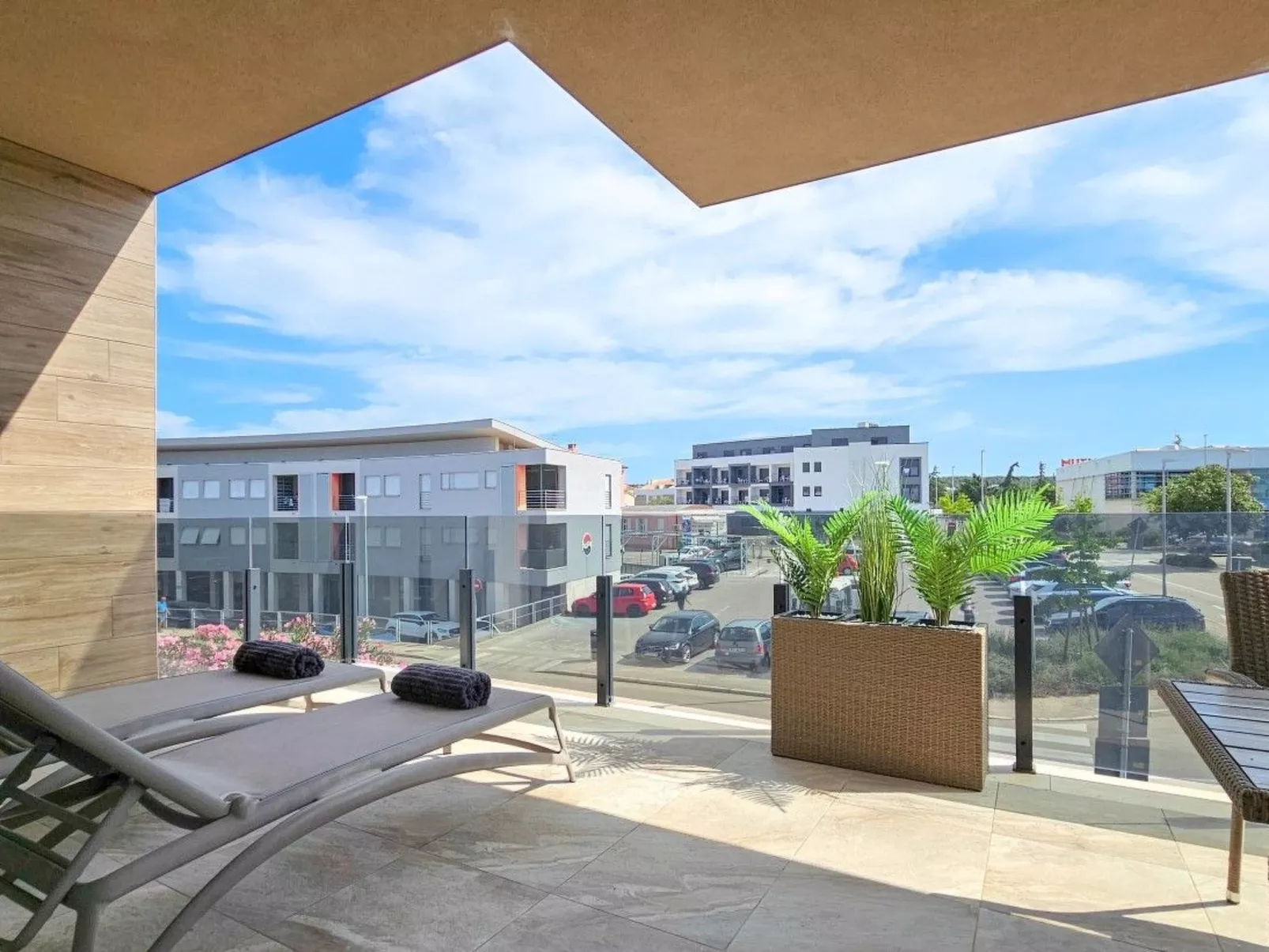 Green Oasis mit Schwimmbad-Buiten