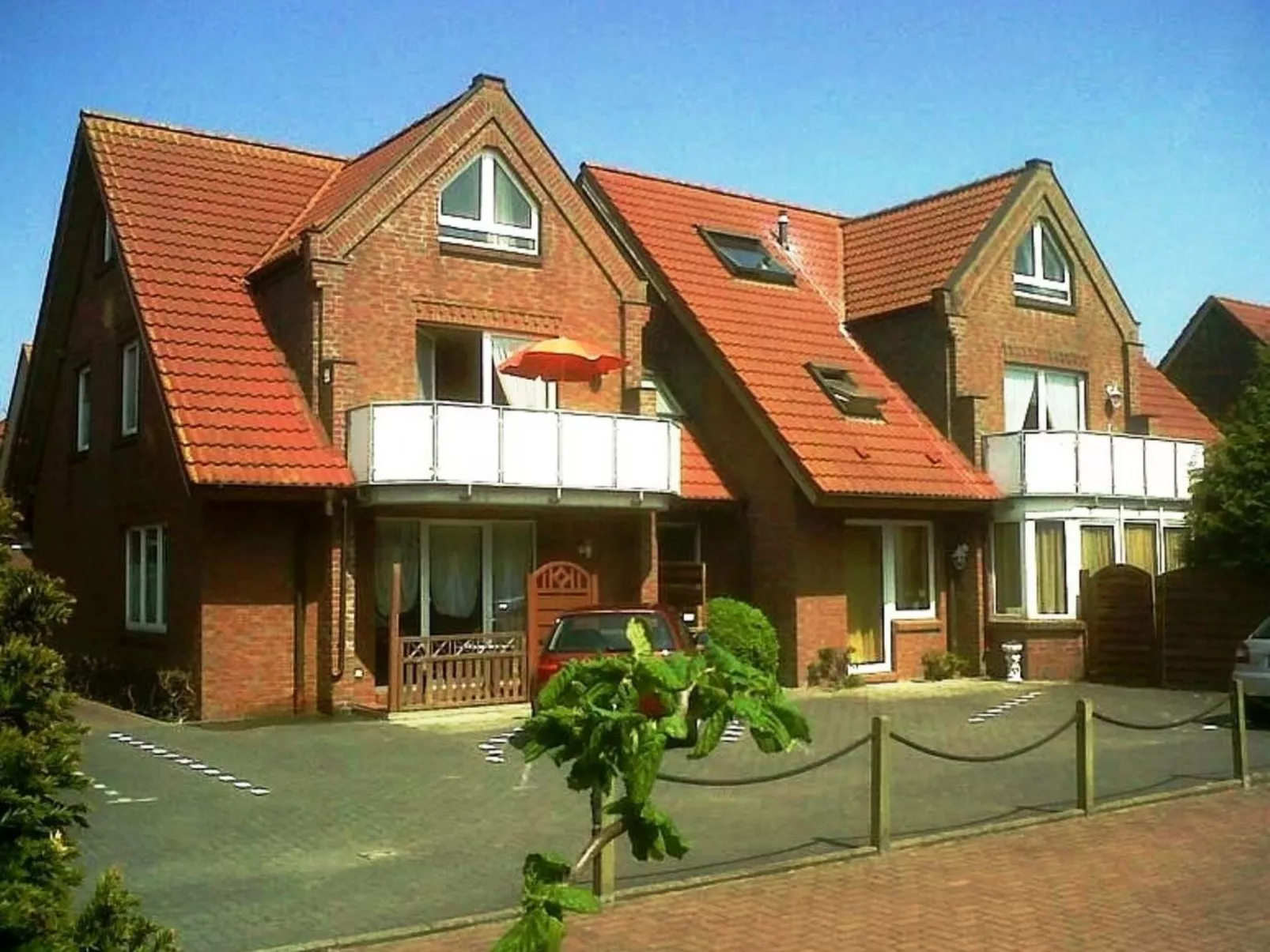 Helle Erdgeschosswohnung mit sonniger Terrasse-Buiten