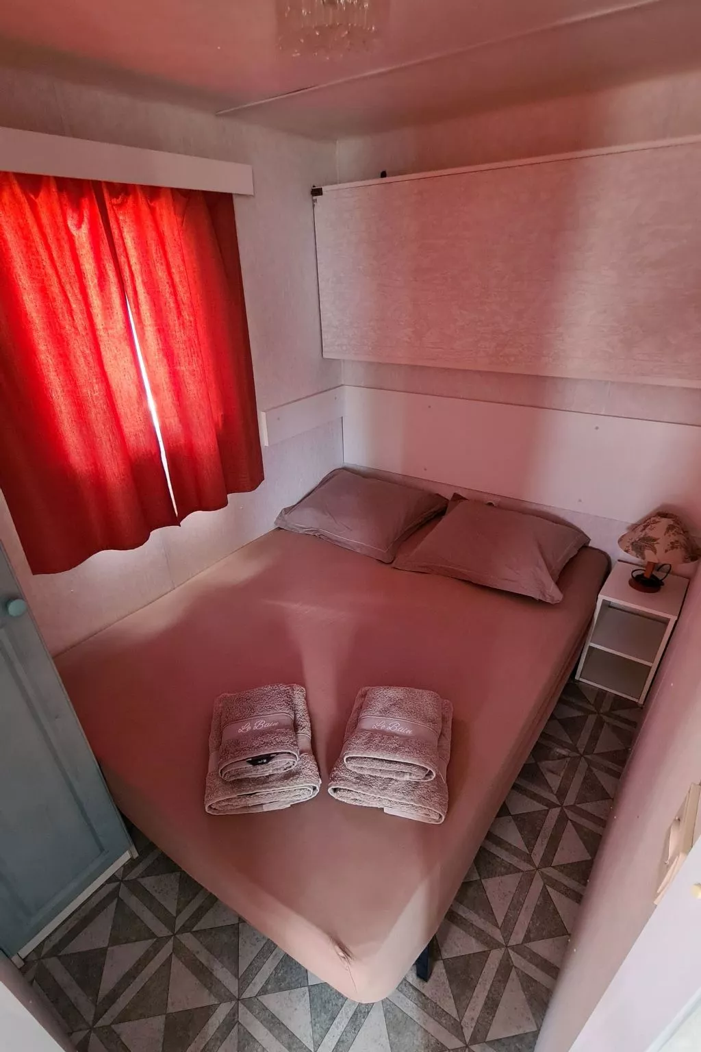 Mobiles Haus mit Blick auf das Wasser-Binnen