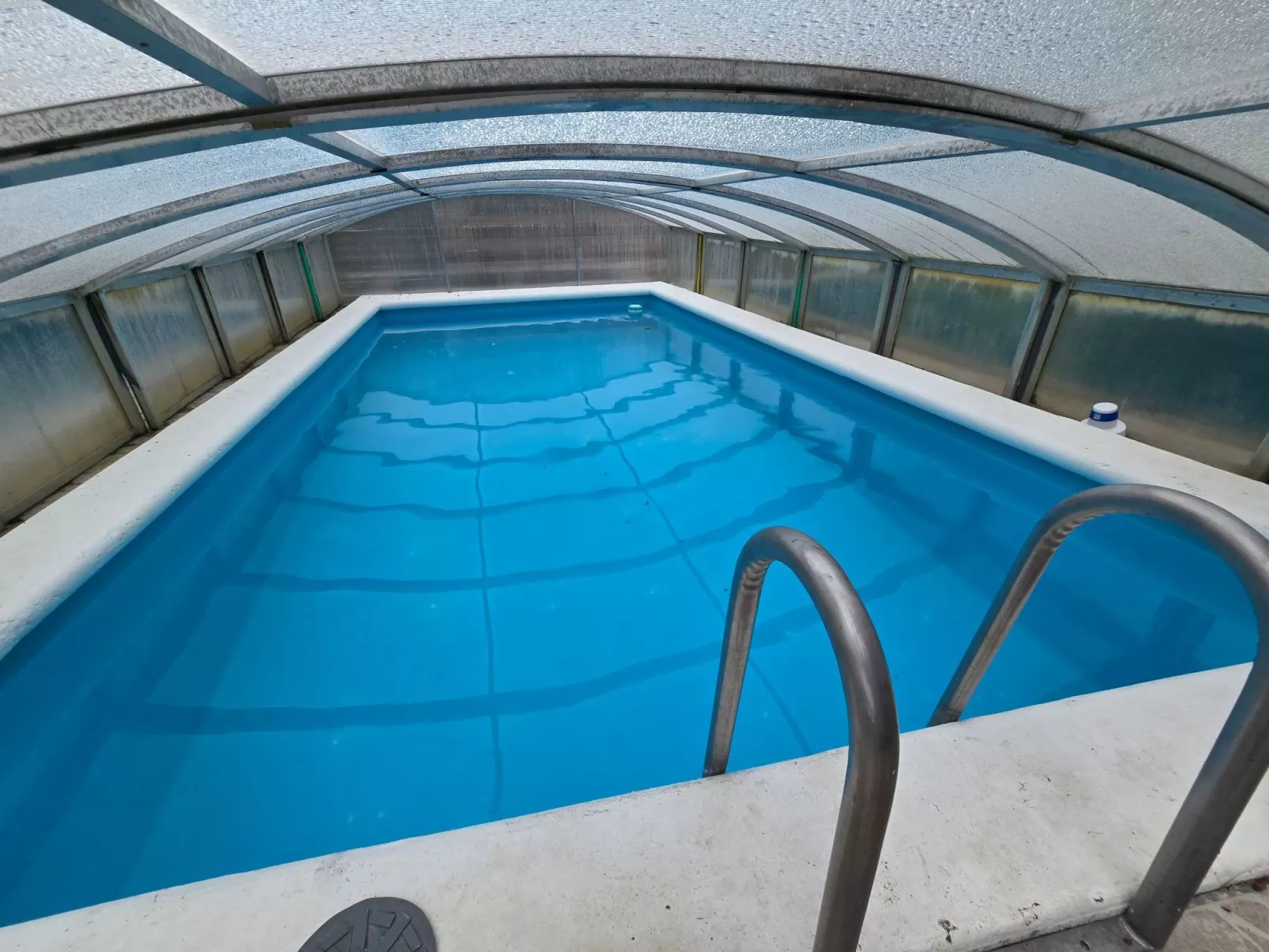 Le Chalet Sous Les Sapins, mit Swimmingpool, Sauna-Buiten