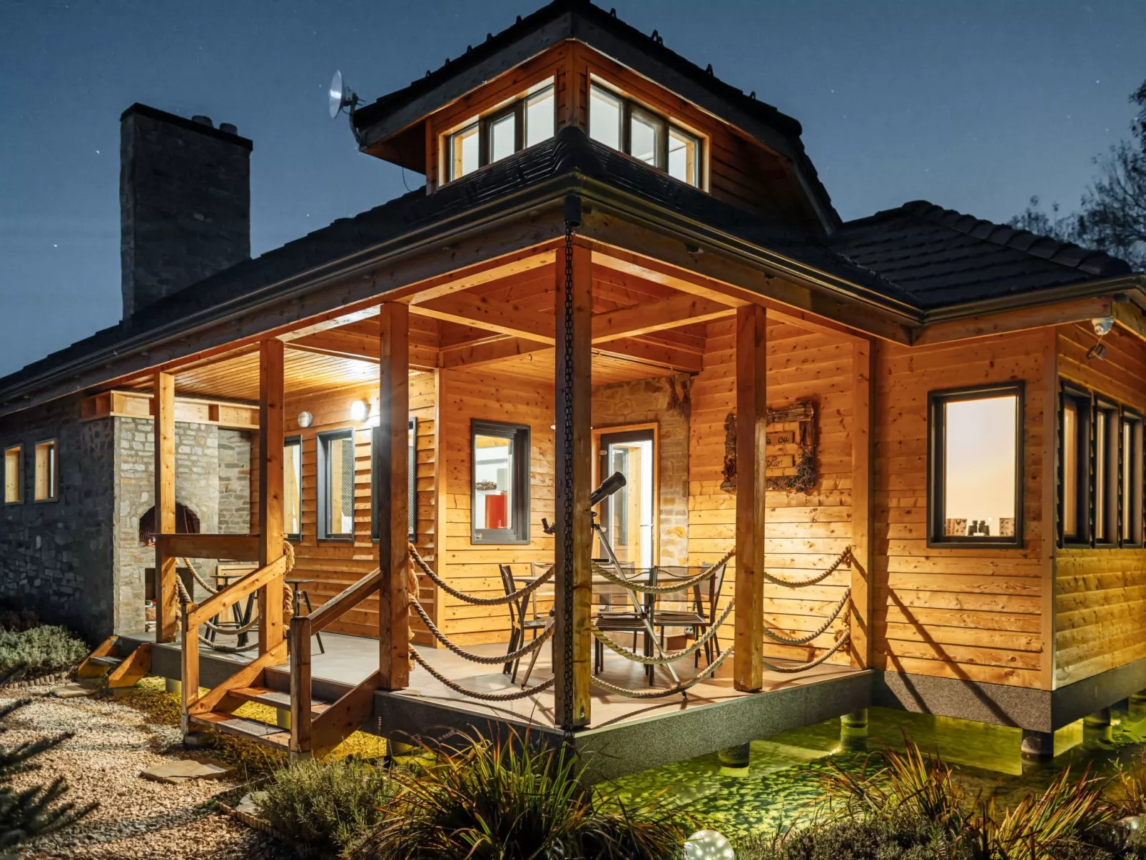 Kleines Haus mit Werkstatt-Buiten