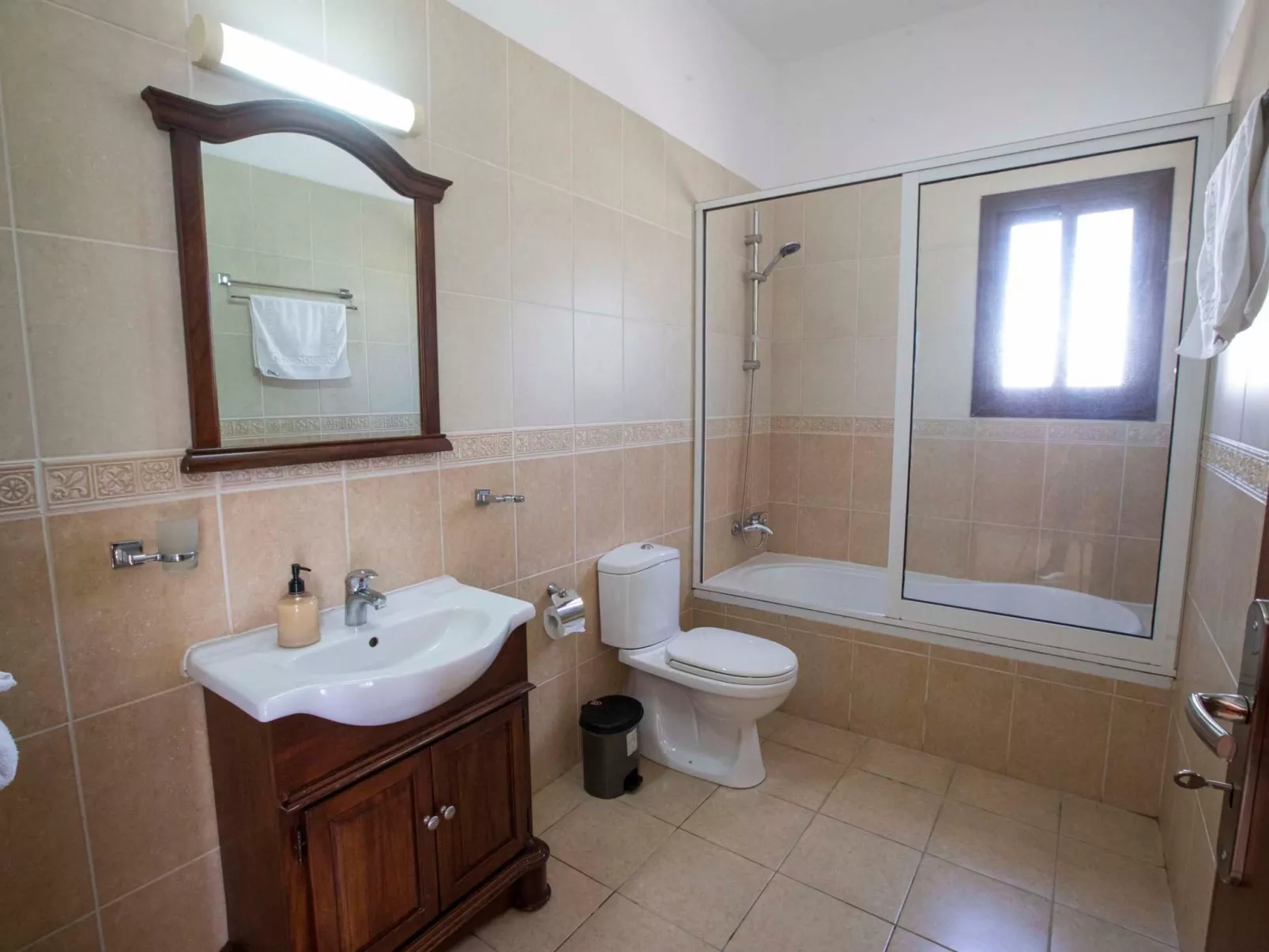 Villa mit Blick auf die Berge und Whirlpool-Binnen