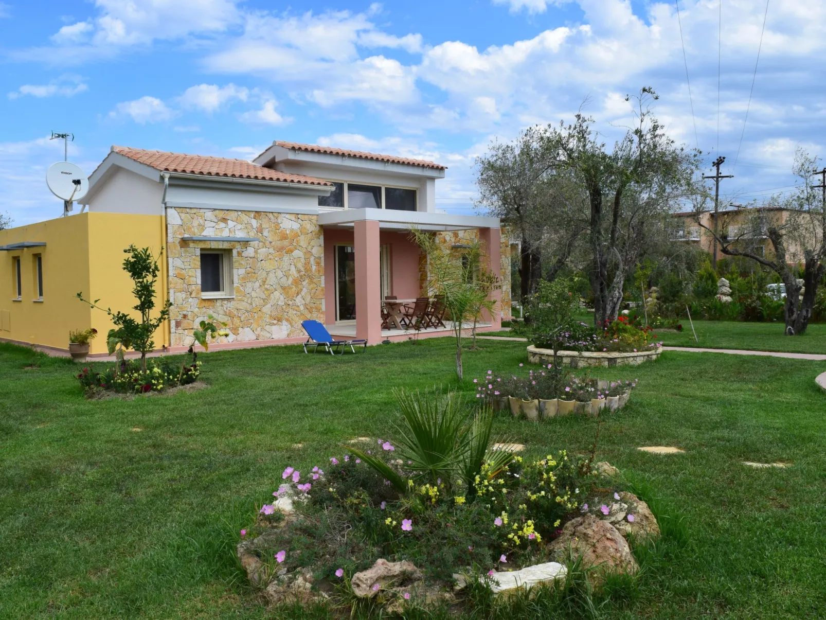 Villa Thalassa mit Schwimmbad und Garten-Buiten