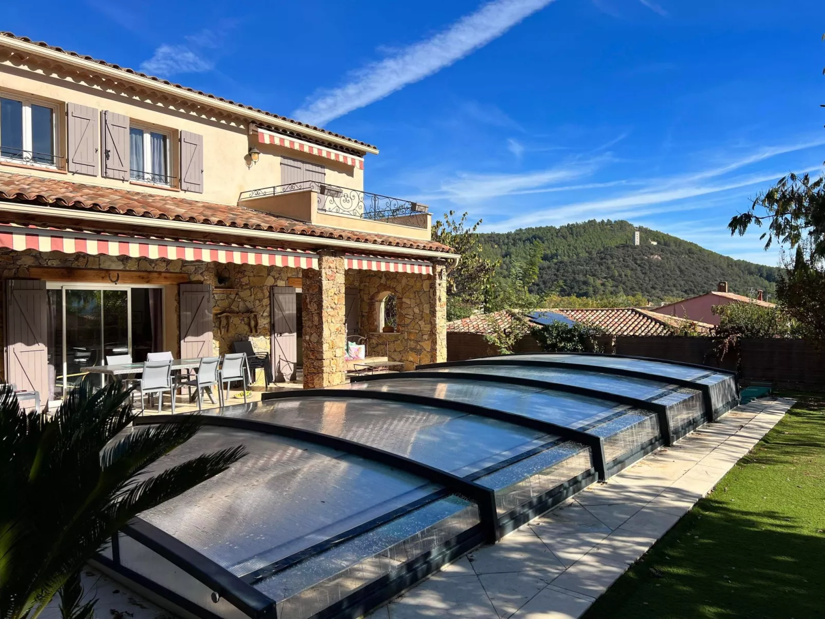 Mit eigenem Pool-Buiten