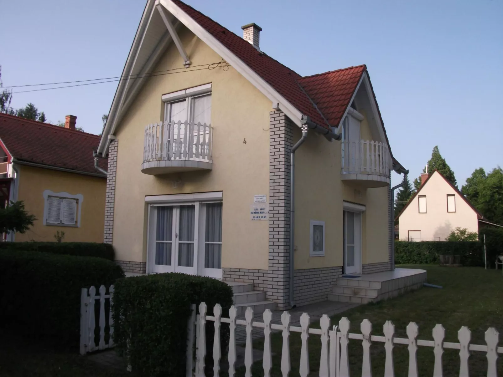 Mit Terrassen, Balkonen sowie Parkplatz-Buiten