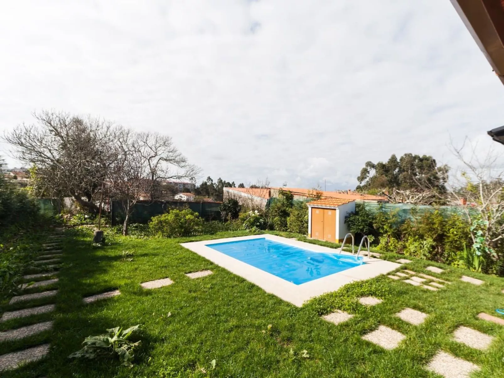 Mit Garten, Grill und Terrasse-Buiten