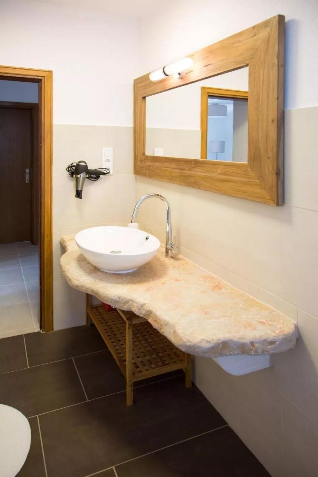 Appartement mit Blick auf das Wasser-Image-tags.info