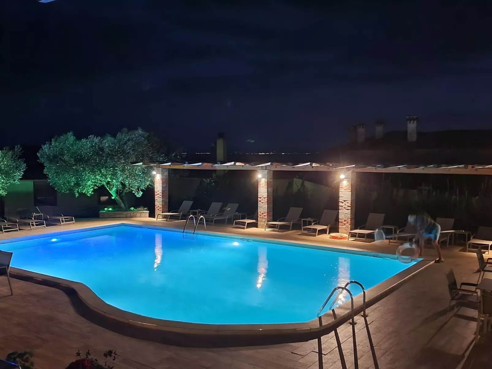 Elegantes Apartment im Erdgeschoss mit Gartenblick-Buiten