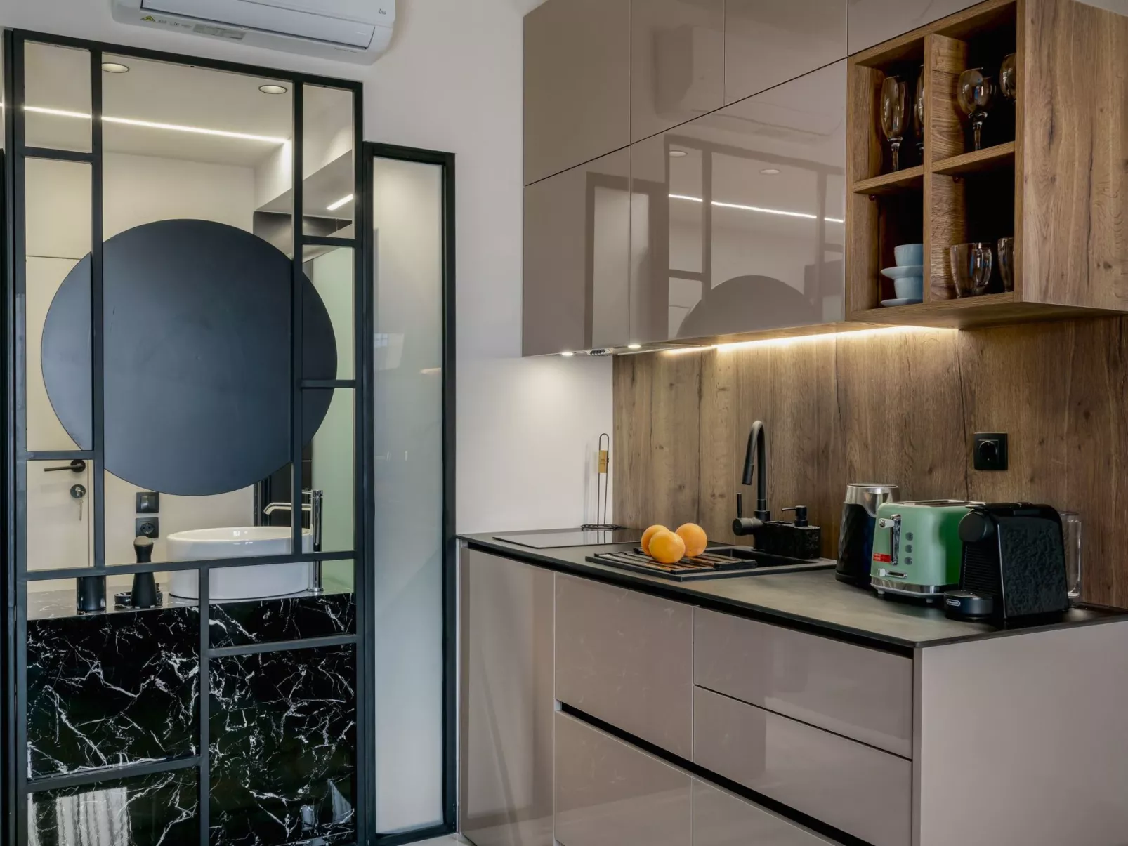 Neue Charavgi Suite mit Jacuzzi, 40m vom Strand entfernt-Image-tags.info