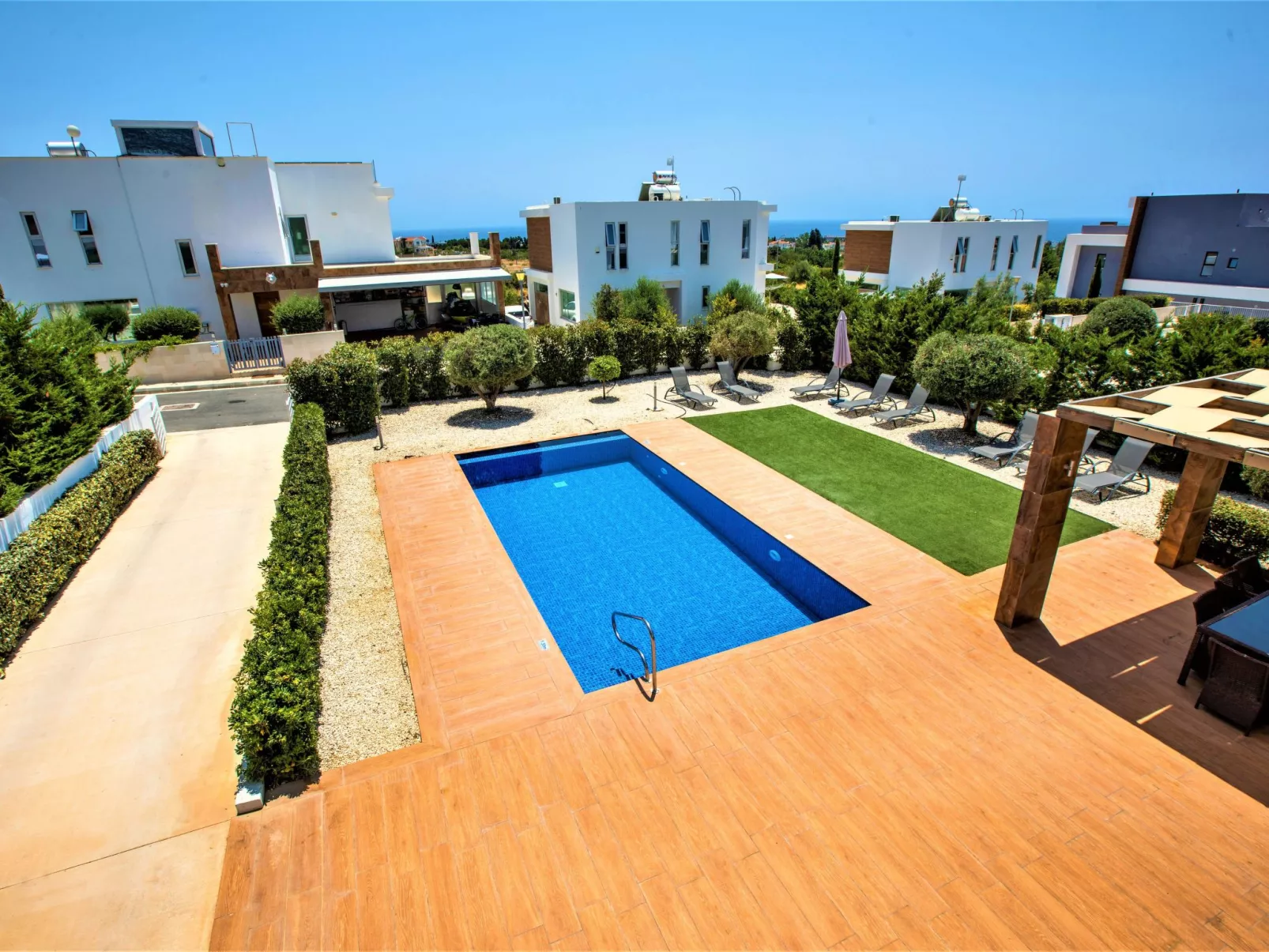 Luxuriöse Villa mit privatem Pool und Whirlpool-Buiten