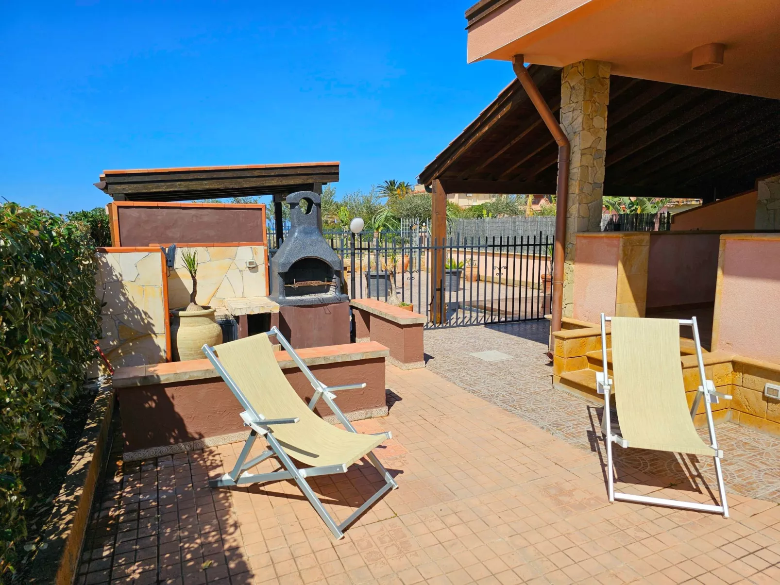 Helle mediterrane Villa mit Veranda und Garten-Buiten