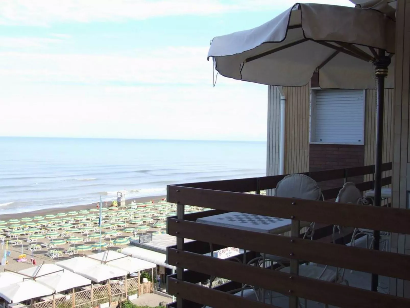 Wohnung 'Windows' in Strandnähe-Buiten