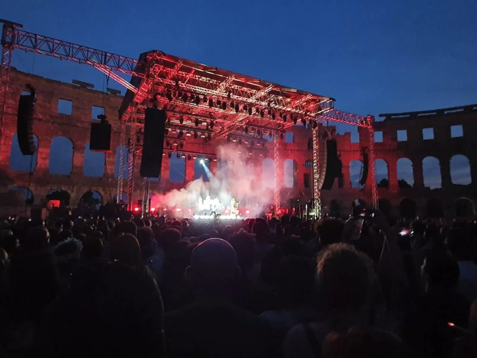 Höhlenmensch 2-Buiten