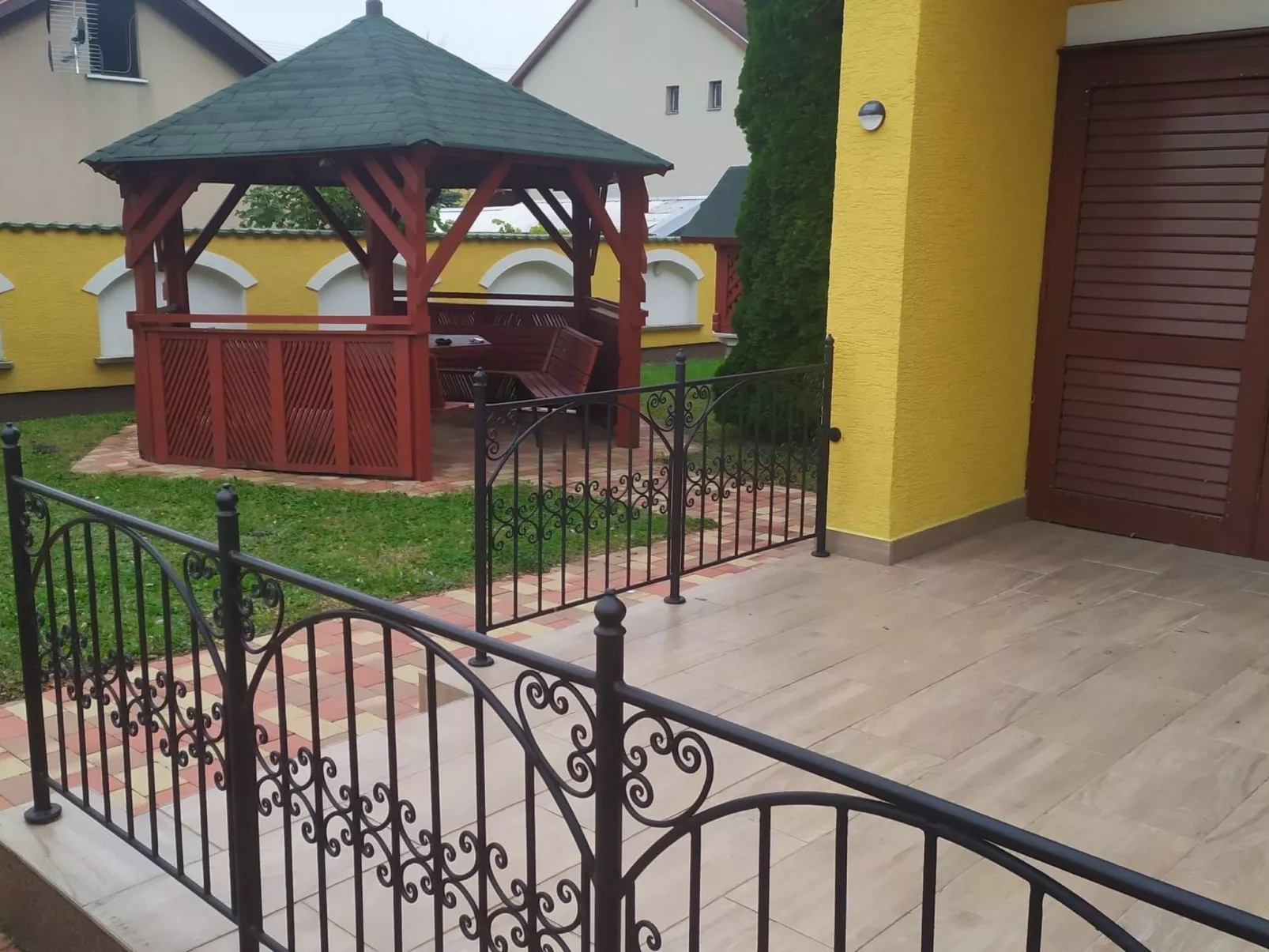 Ferienvilla mit Garten, Grill und Terrasse-Buiten