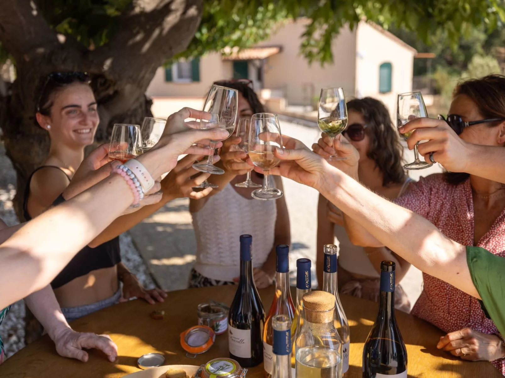 Im Herzen der Weinberge, schattige Terrasse umgeben von Grün, Pool - Binnen